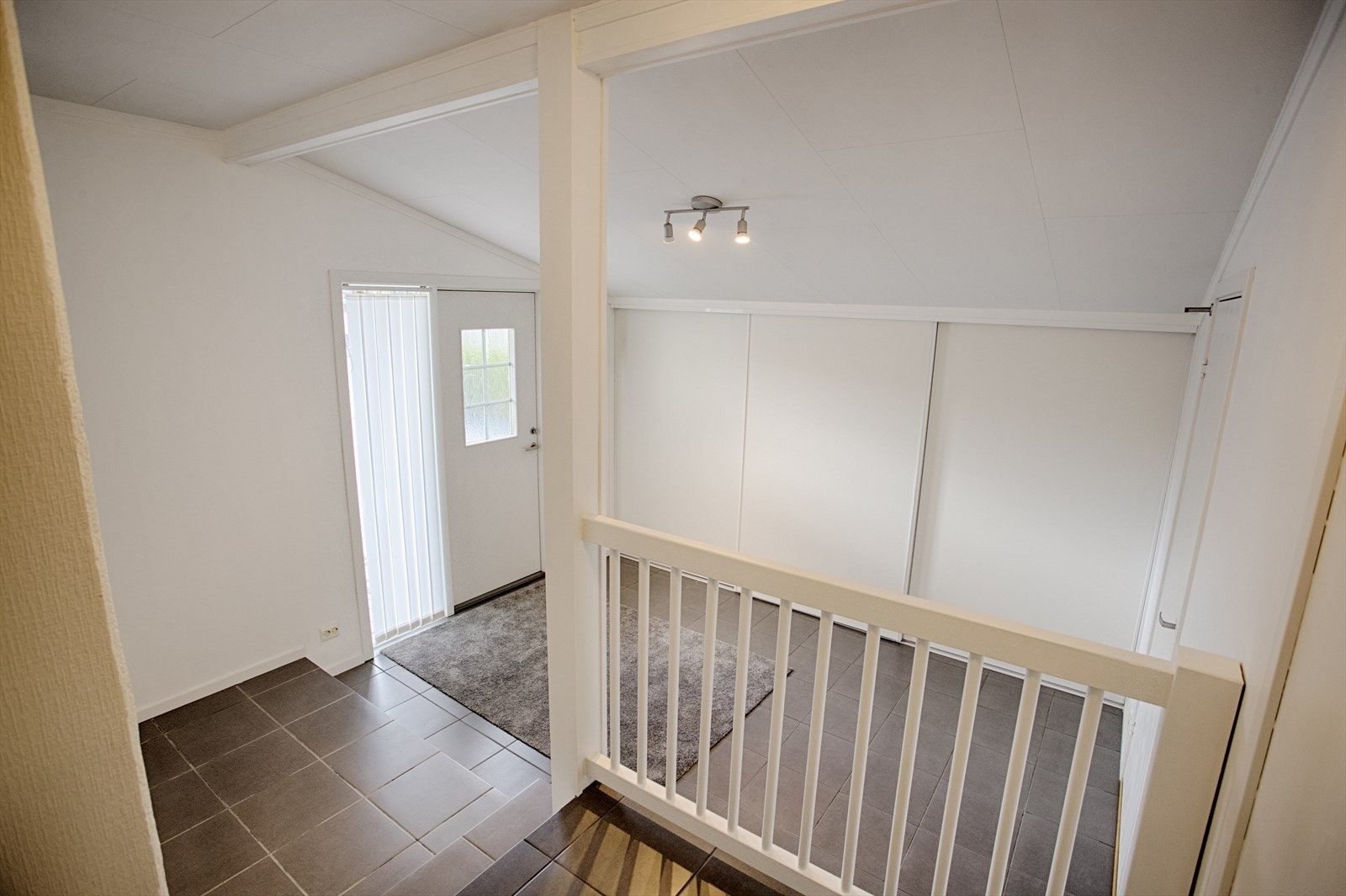 Velkommen inn! Entréen har flislagt gulv med varmekabler. Etablert en god innebygget skyvedørsgarderobe med god plass for yttertøy. Galleribilde