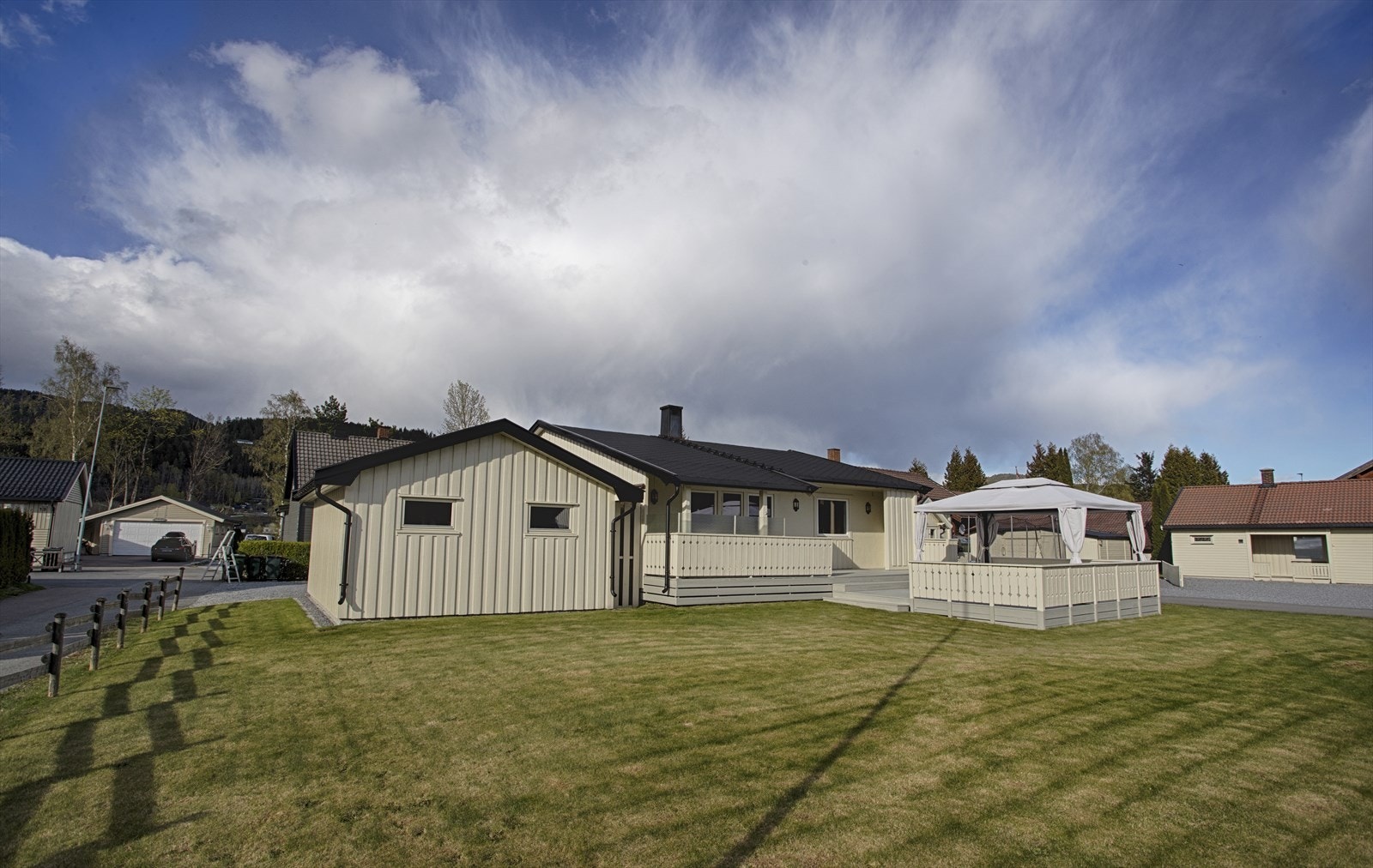 DNB Eiendom v/Christine Sjødal har gleden av å presentere Horpenveien 10! Fin familiebolig med alt du trenger på en flate. Fin og flat tomt på 725,5 kvm. Galleribilde