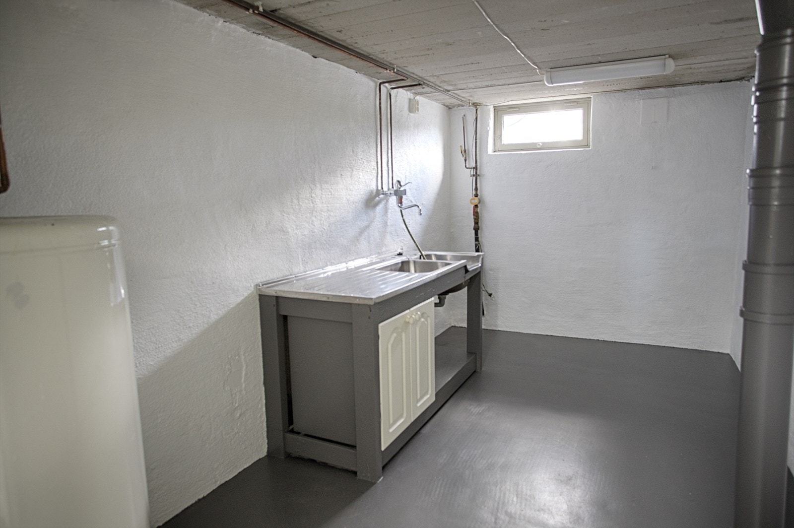 Bod utstyrt med utslagsvask. Her står også varmtvannstanken fra 1994. Galleribilde