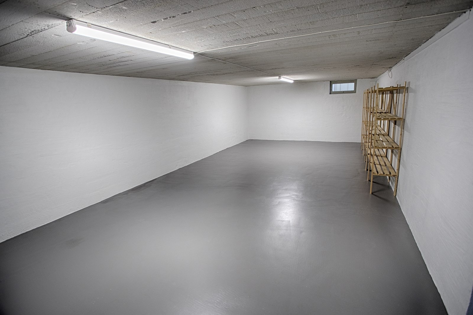 Kjelleren er overflateoppusset. Dette rommet er i godkjente byggetegninger merket som ikke utgravd og det kreves søknad/bruksendring/godkjenning fra kommunen. Se punkt ferdigattest. Galleribilde