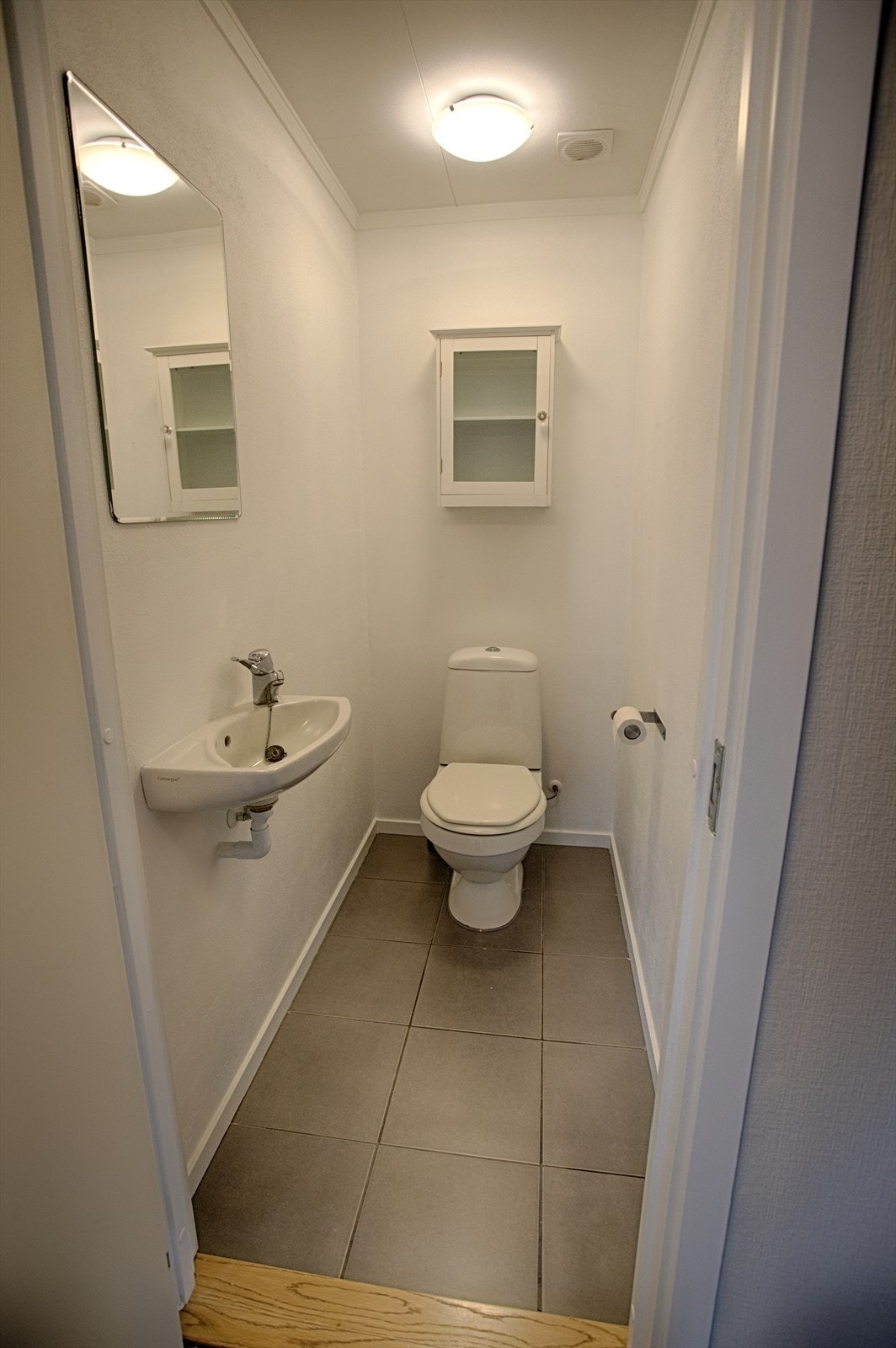 I tillegg til hovedbadet har boligen et separat toalettrom med gulvstående toalett og enkel servant på vegg. Galleribilde