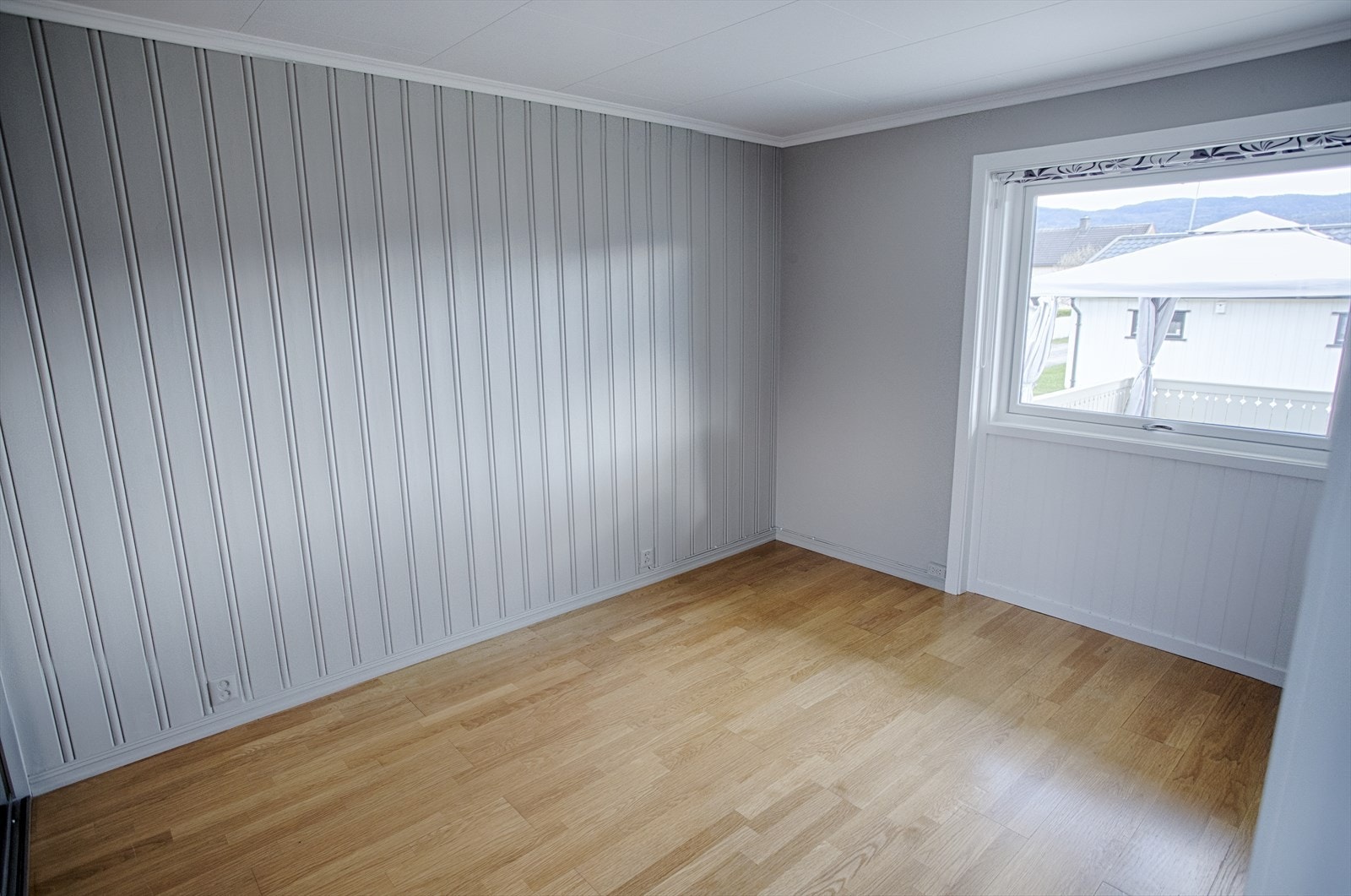 Boligen har totalt tre soverom, alle praktisk plassert i hovedetasjen. Galleribilde