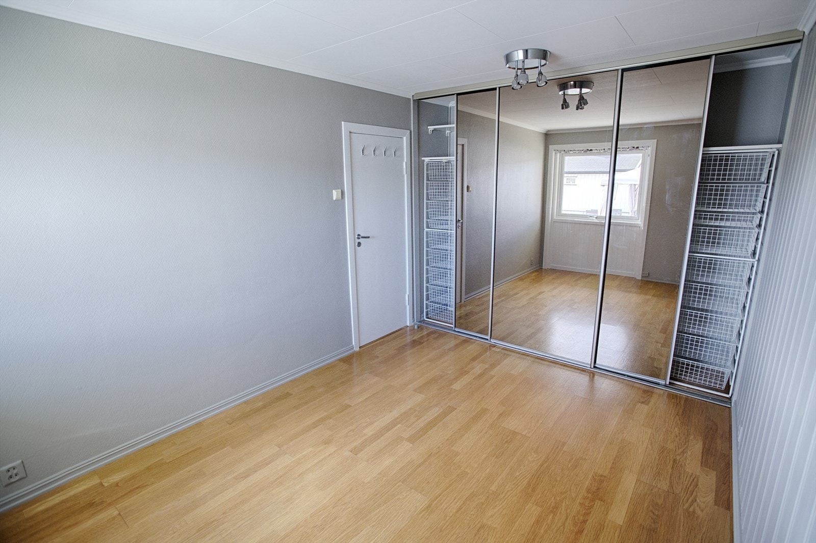 Hovedsoverommet har en stor skyvedørsgarderobe med speilfronter som gir rikelig med oppbevaringsplass. Galleribilde