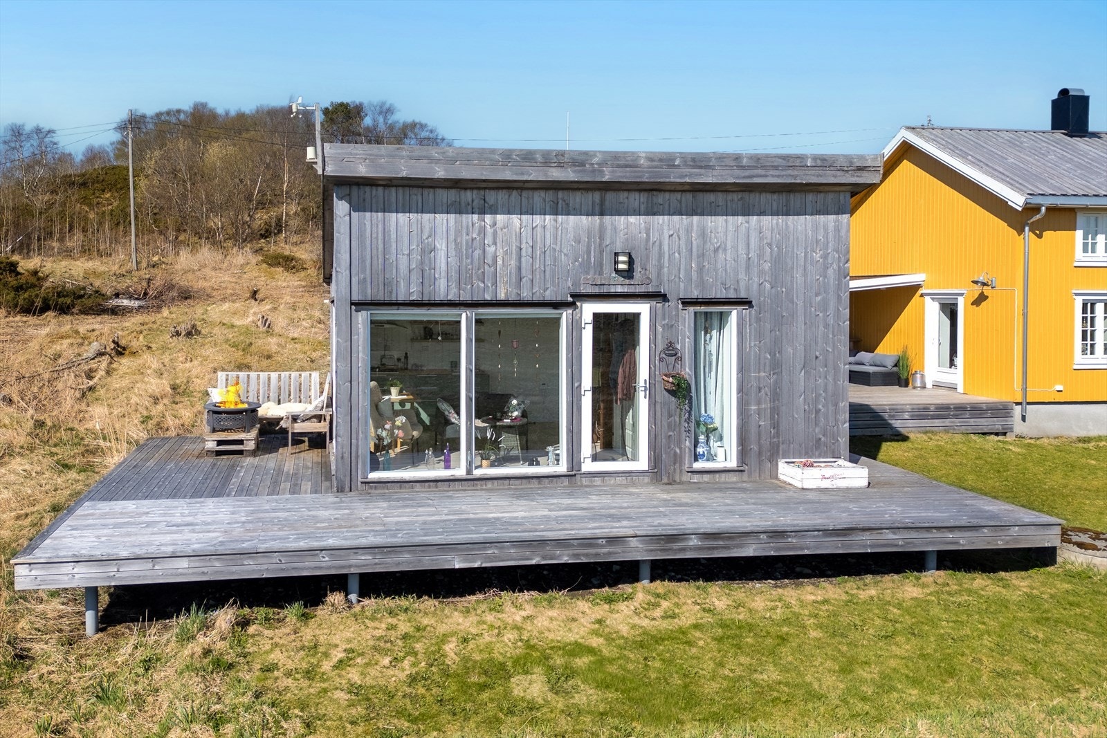 Annekset er oppført med bindingsverk og stående kledning, og bygget har en terrasse på sørsiden. Dagens eier har tidvis leid ut dette via Airbnb Galleribilde