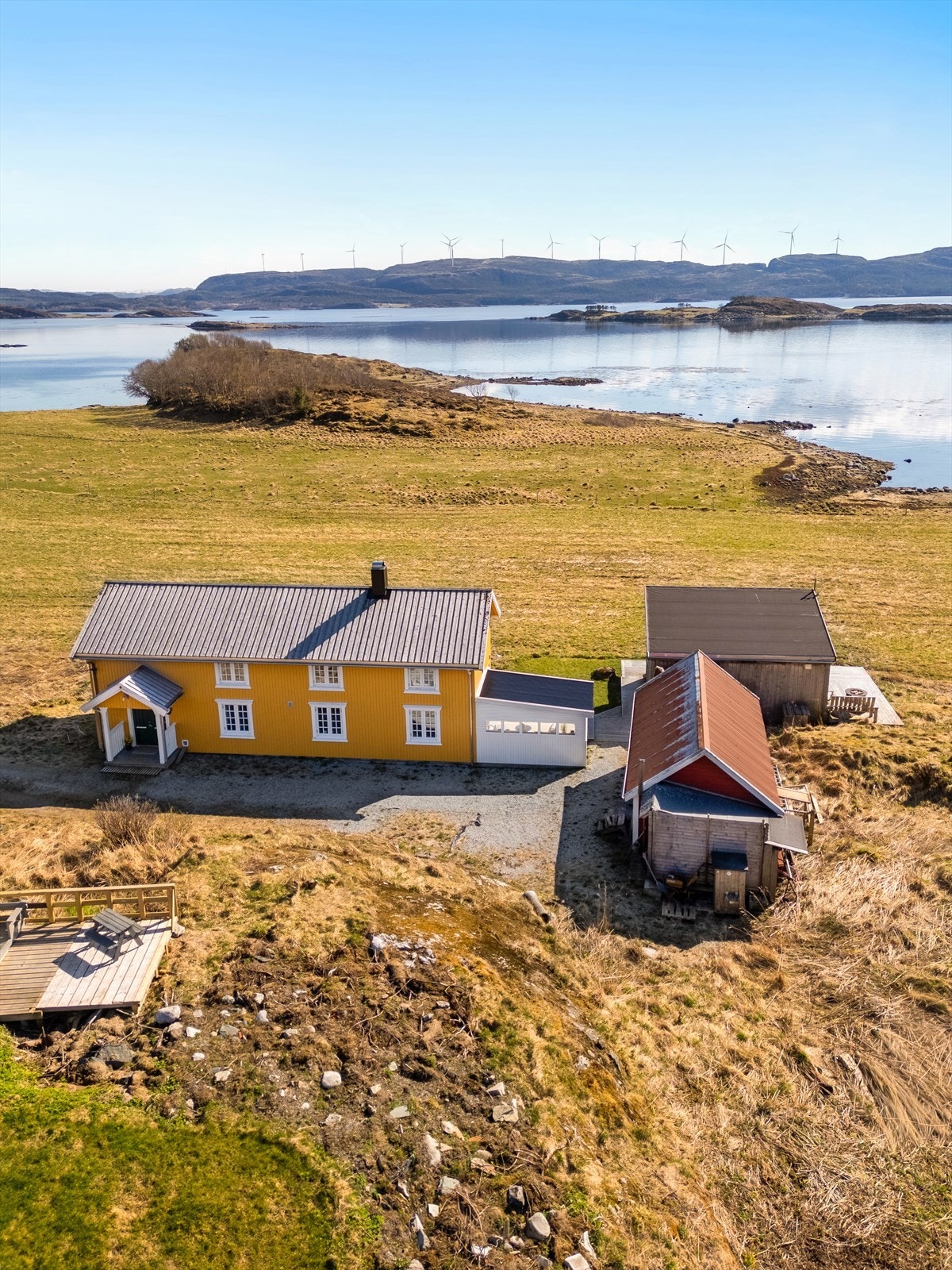 Eiendommen har en landlig beliggenhet med flott utsikt over Arnøyfjorden. Galleribilde