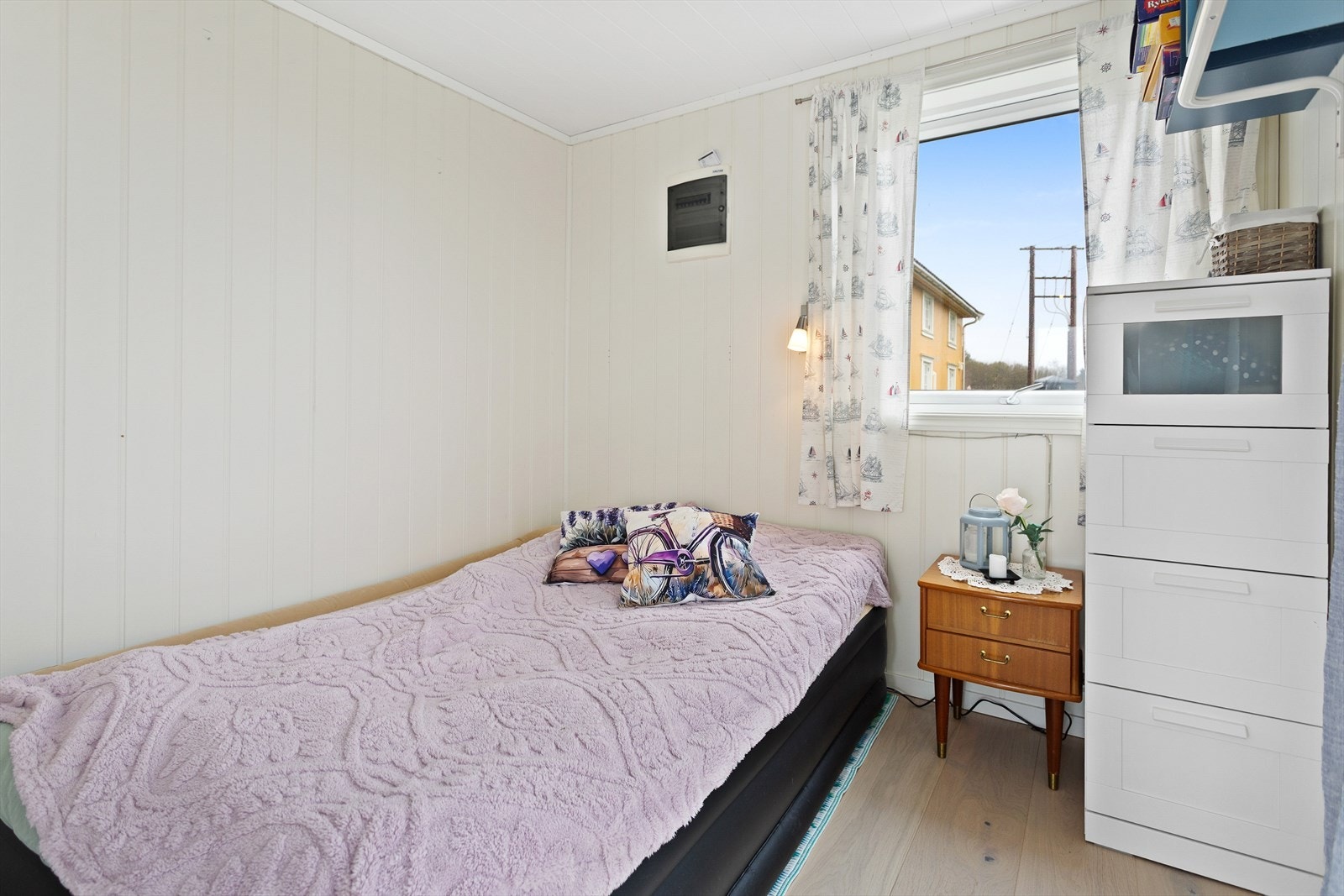 Soverommet har MDF panelvegger og plass til seng og oppbevaring. Galleribilde