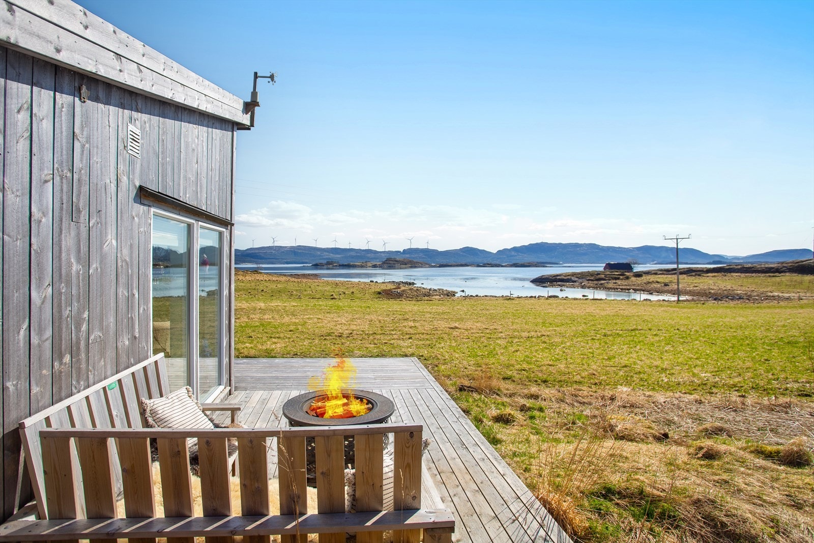 Uteplassen tilbyr en fantastisk utsikt over omkringliggende natur og fjordlandskap. Galleribilde