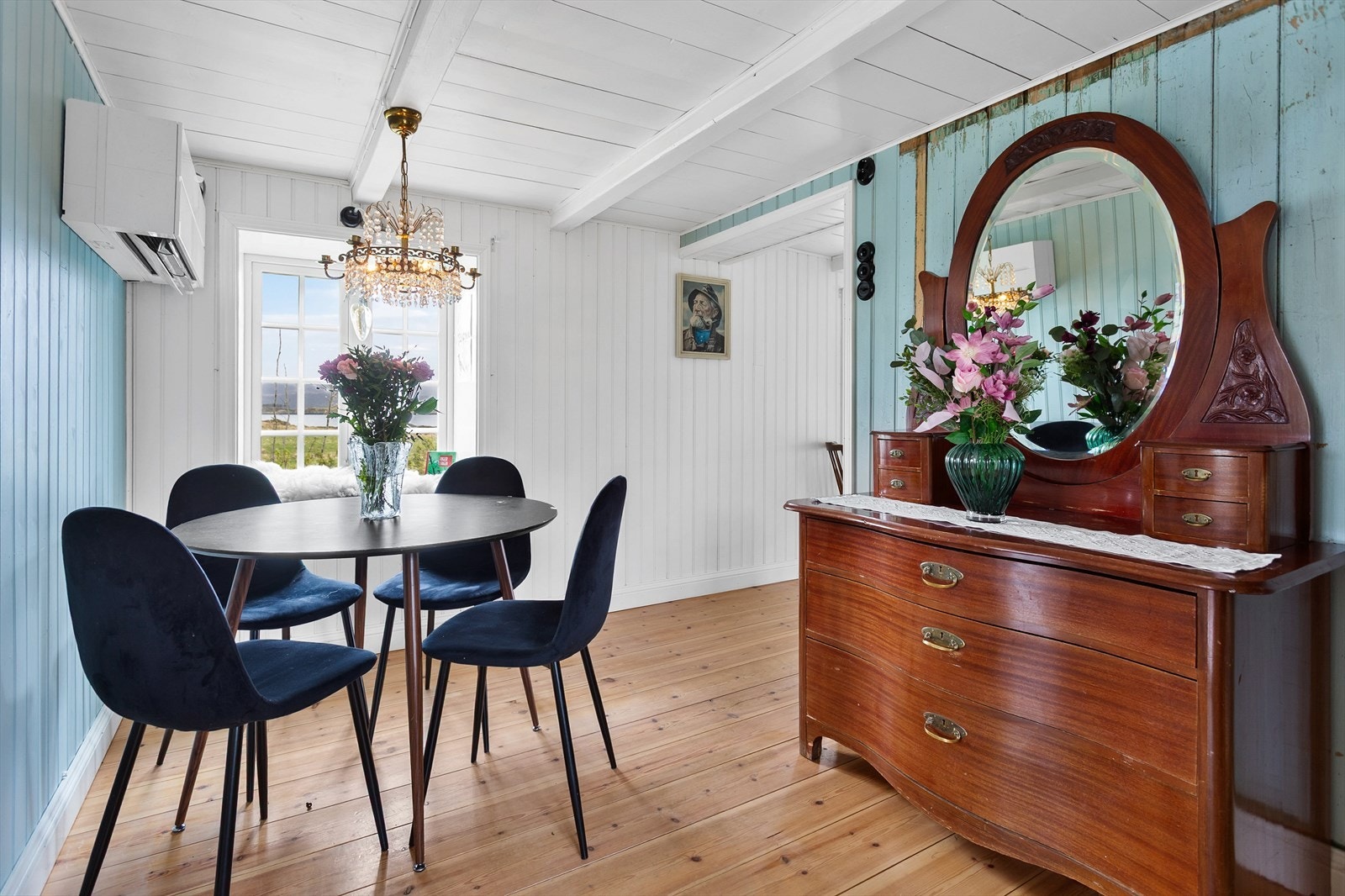 Velkommen inn i spisestuen, gulvet er belagt med furuplank, mens veggene har malt panel Galleribilde