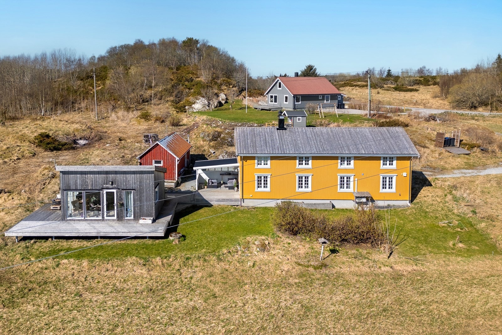 Eiendommen har en flott beliggenhet med landlig preg og utsikt over nærområdet Galleribilde