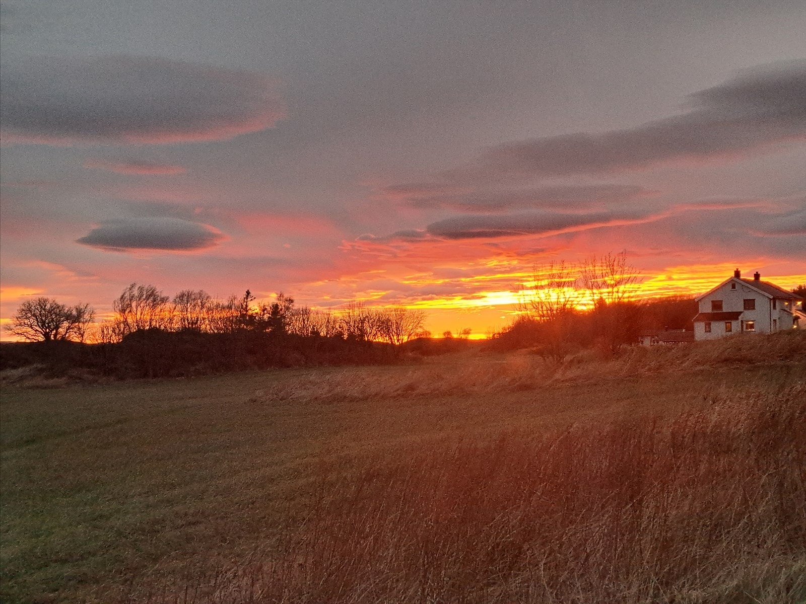 Bildet av en vakker solnedgang, bildet er tatt fra terrassen på anekset Galleribilde