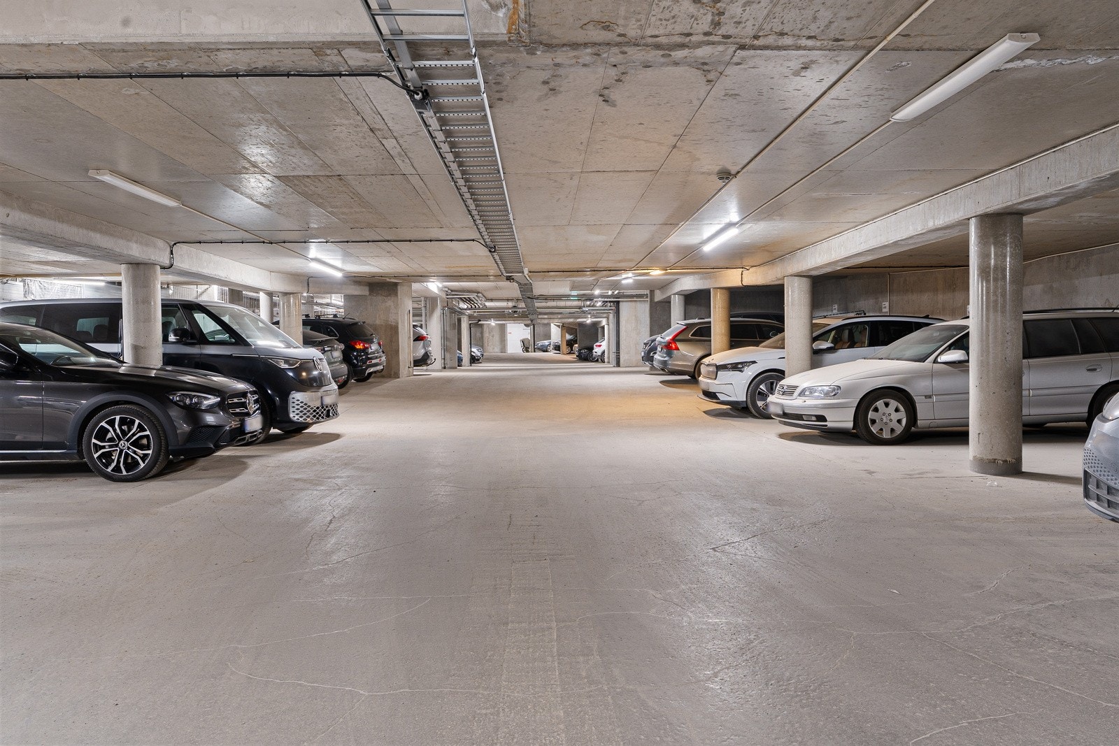 Egen plass i oppvarmet parkeringskjeller. I tillegg privat bod. Galleribilde