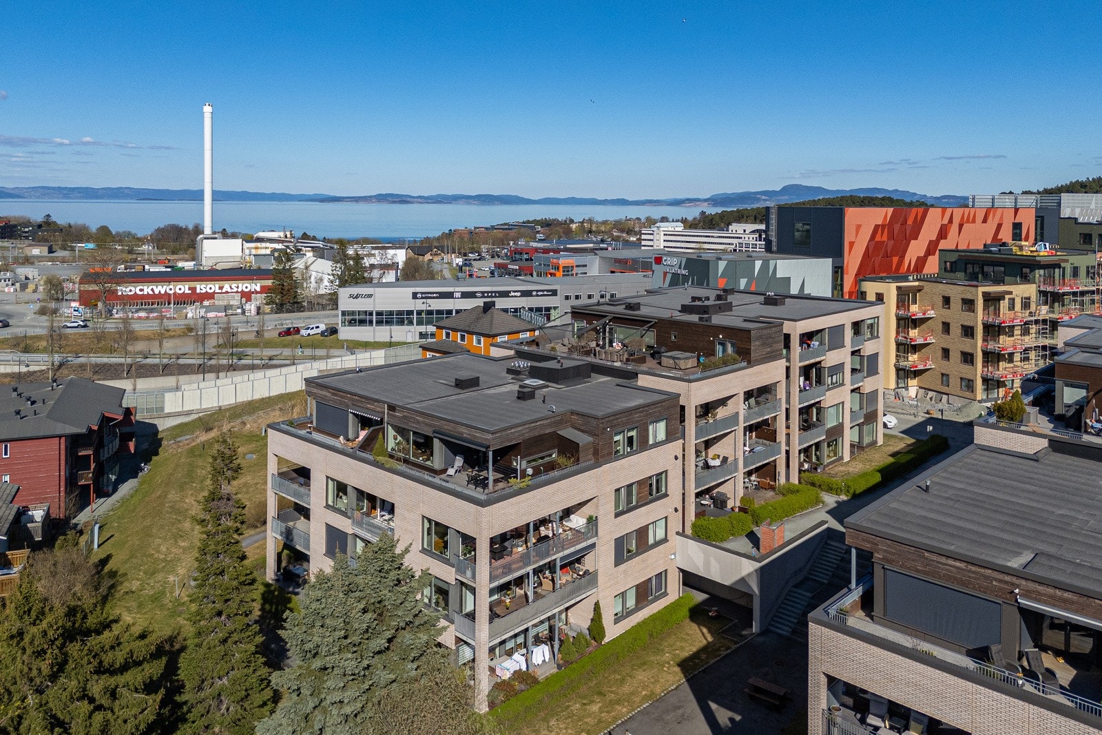 Fantastisk område som har vært under utvikling. Fra leiligheten har du alt du trenger i det daglige innen kort rekkevidde, som dagligvare, frisør, treningssenter, restaurant, apotek, bussholdeplass, m.m. Galleribilde
