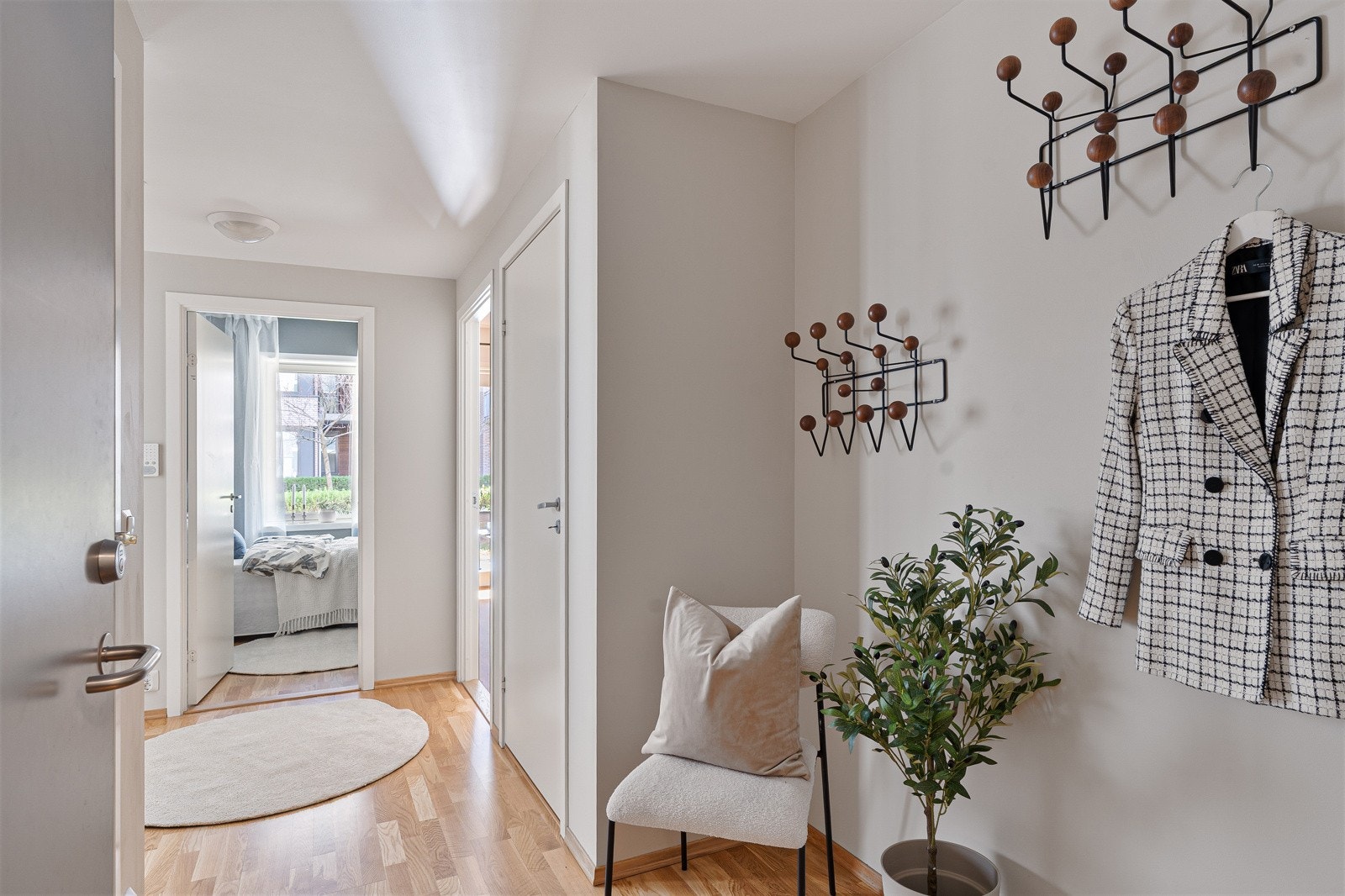 Inngangsparti med god plass til klesavheng. Galleribilde