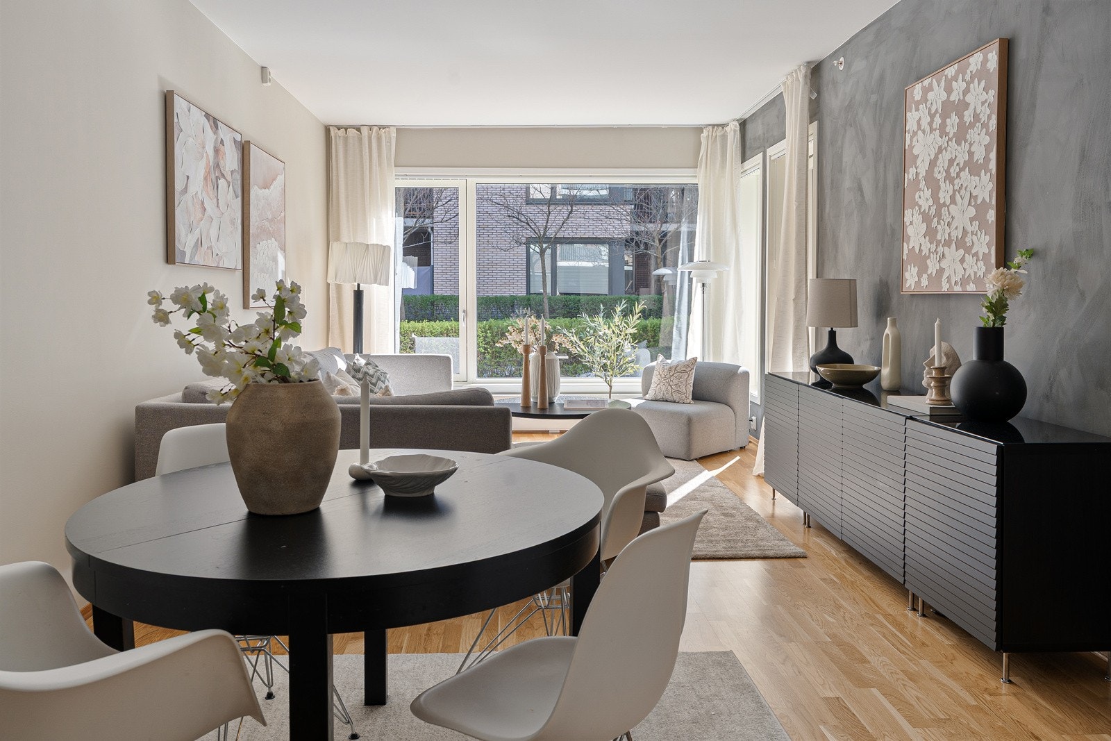 Romslig stueareal hvor det er god plass til både spisebord og stor sofaløsning. Galleribilde