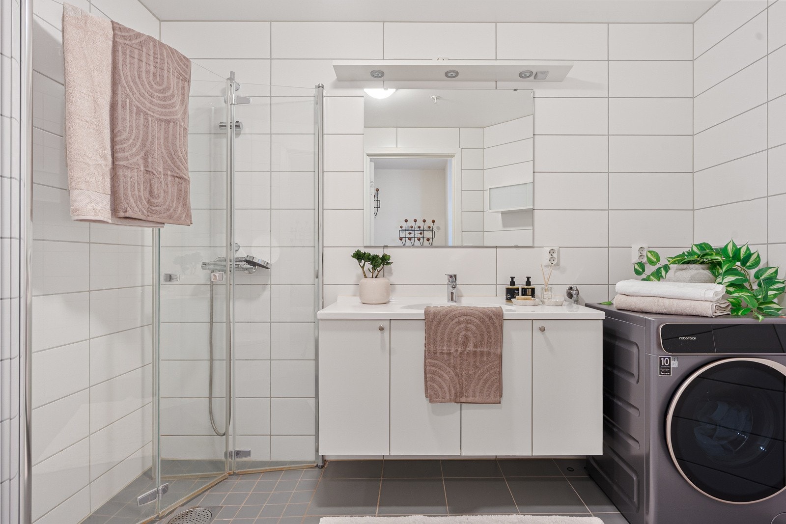 Pent flislagt bad med varme i gulv. God plass til lagring, og det er opplegg til vaskemaskin. Galleribilde