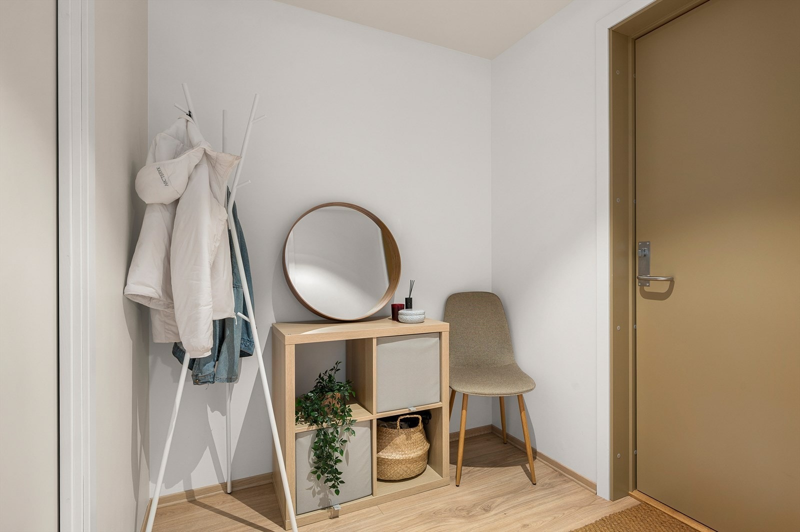 Lys og åpen entré på 3,5 m² med plass til oppbevaring og tilgang til innvendig bod. Her har man også tilgang til ekstern bod og sykkelparkering. Galleribilde