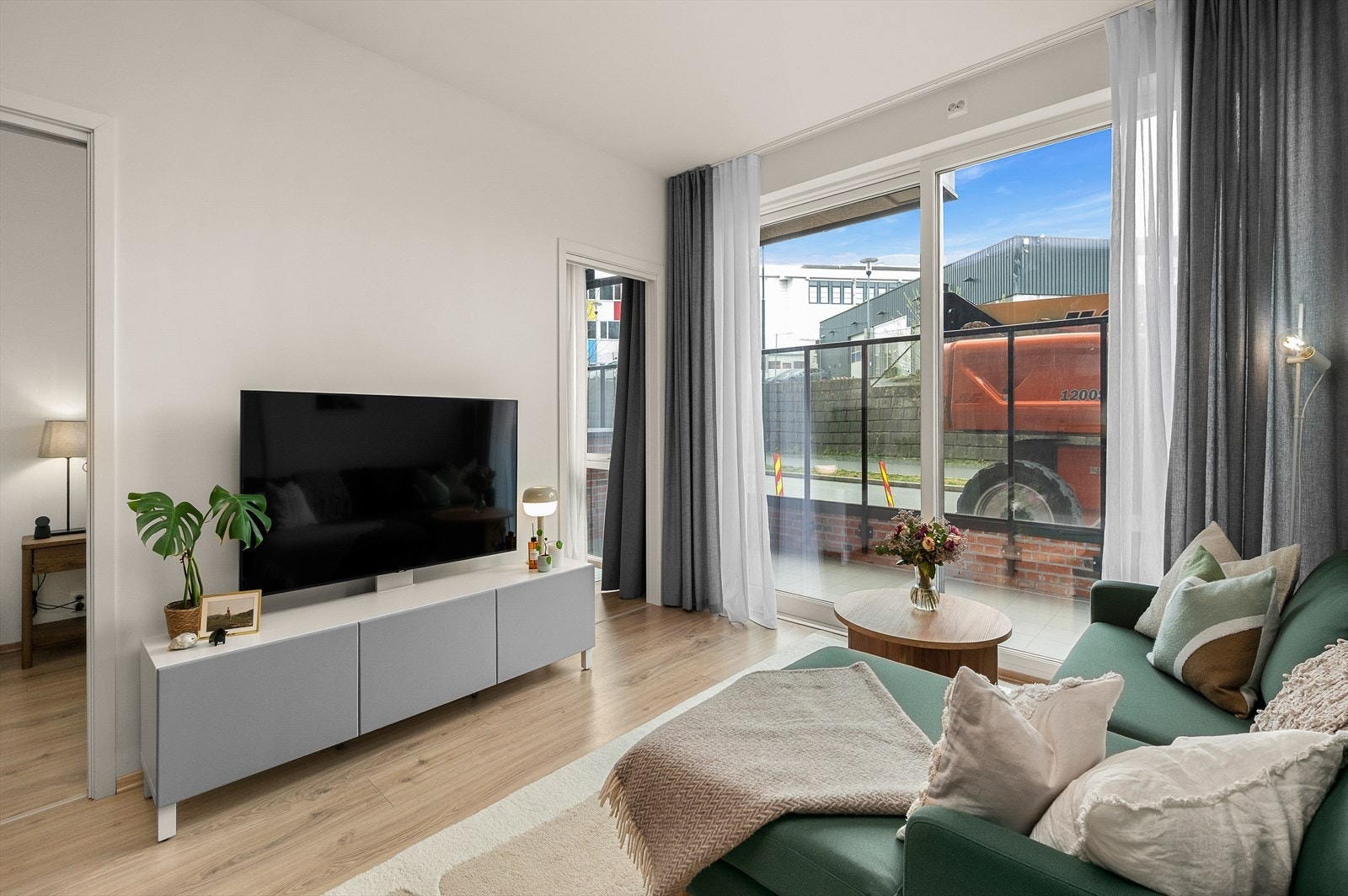 Her får man en romslig åpen stue- og kjøkkenløsning på hele 24 m². Galleribilde