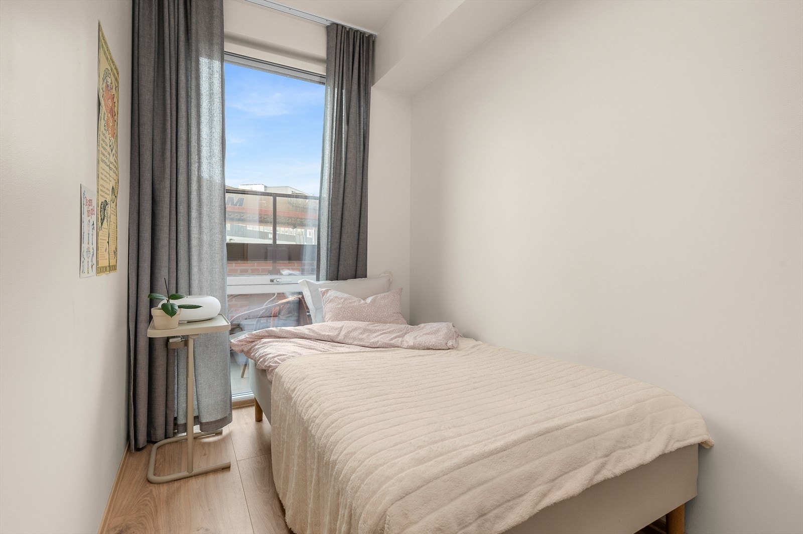 Boligens andre soverom er på 7 m² med mye naturlig lysinnslipp. Galleribilde