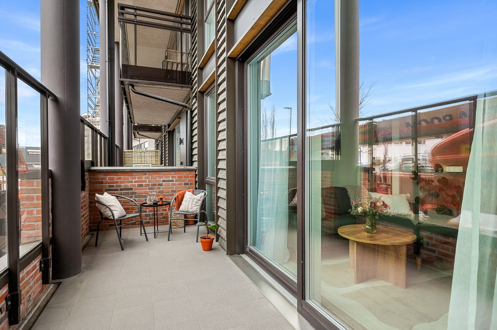 Fra stuen har man direkte adgang til leilighetens sørvendte terrasse på hele 14 m². Galleribilde