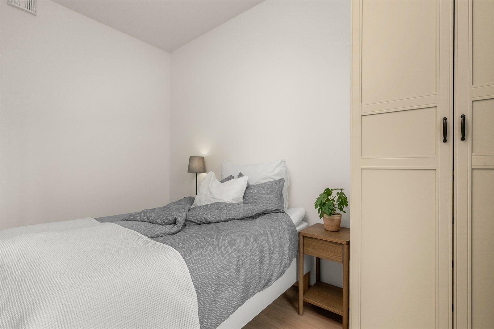 Hovedsoverommet er på 9 m² med plass til dobbeltseng, garderobe og annet ønsket møblement. Galleribilde