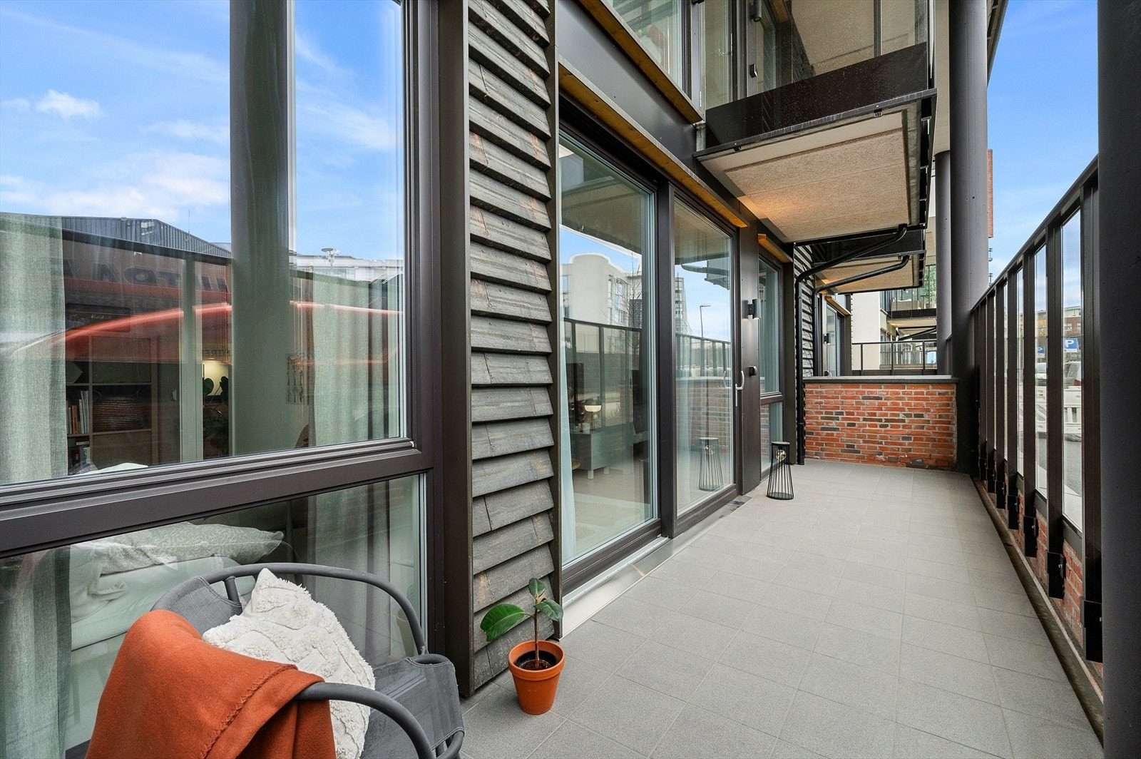 Terrasse er av god størrelse og har plass til ønsker møblement. Galleribilde