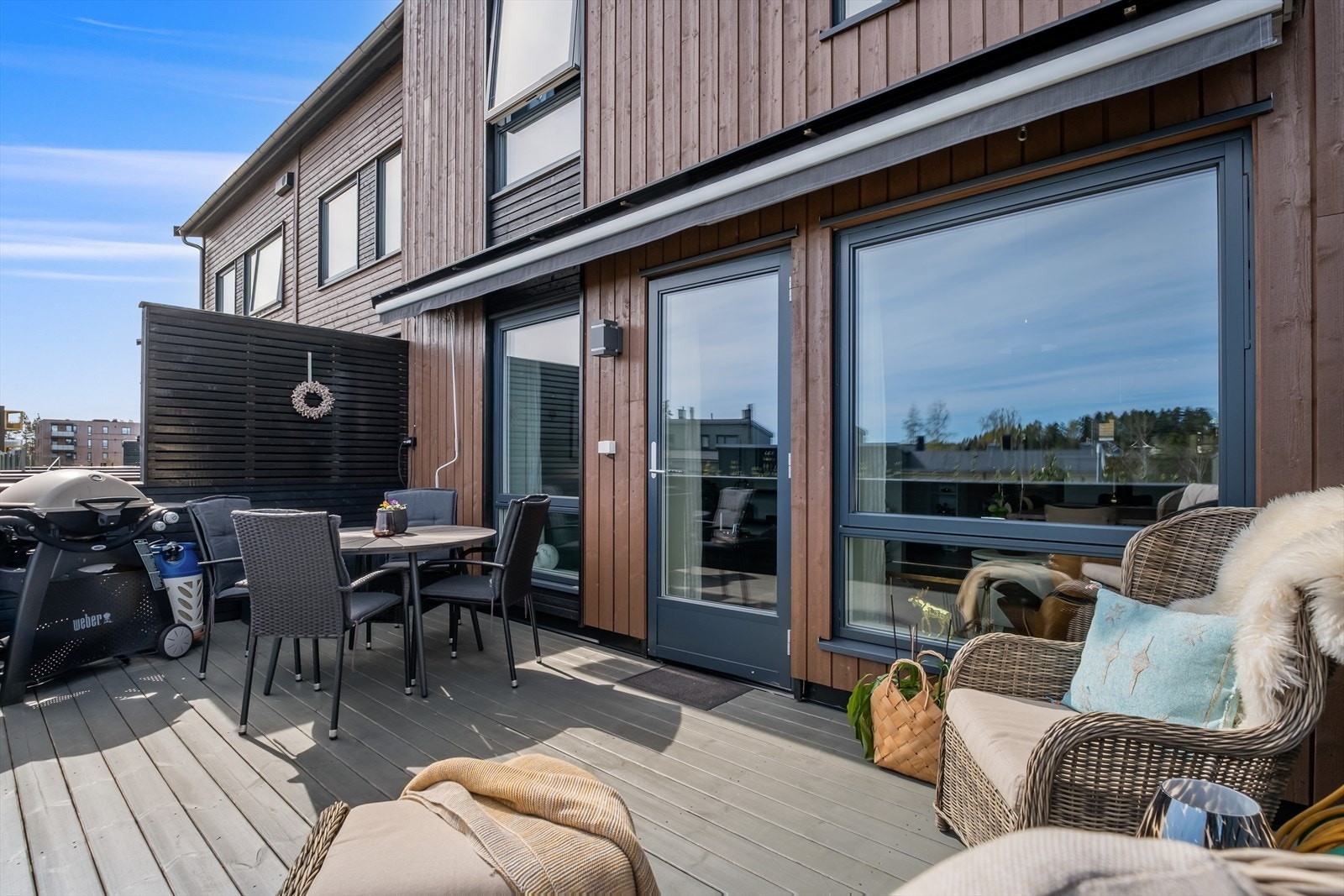 Her kan man nyte morgen- og formiddagssolen, med god plass til utemøbler, grill og hyggelige sittegrupper. Galleribilde