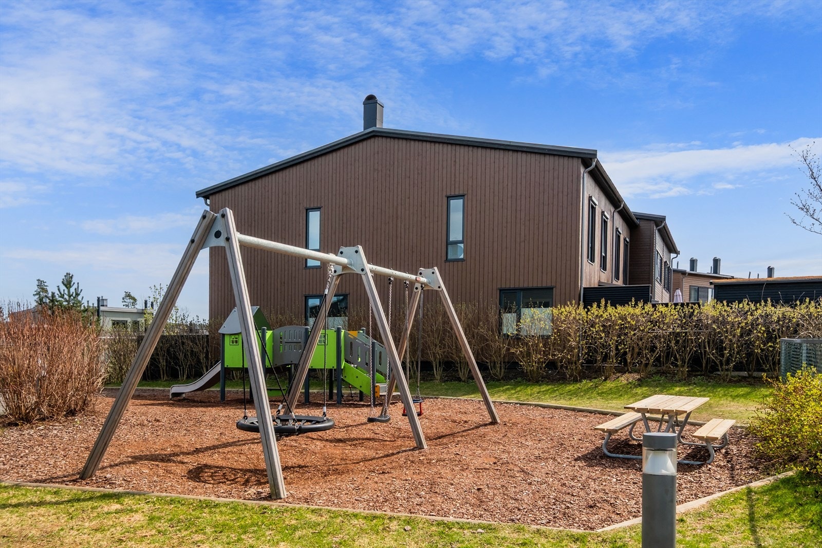 Felles lekeplass rett rundt hjørnet. Galleribilde