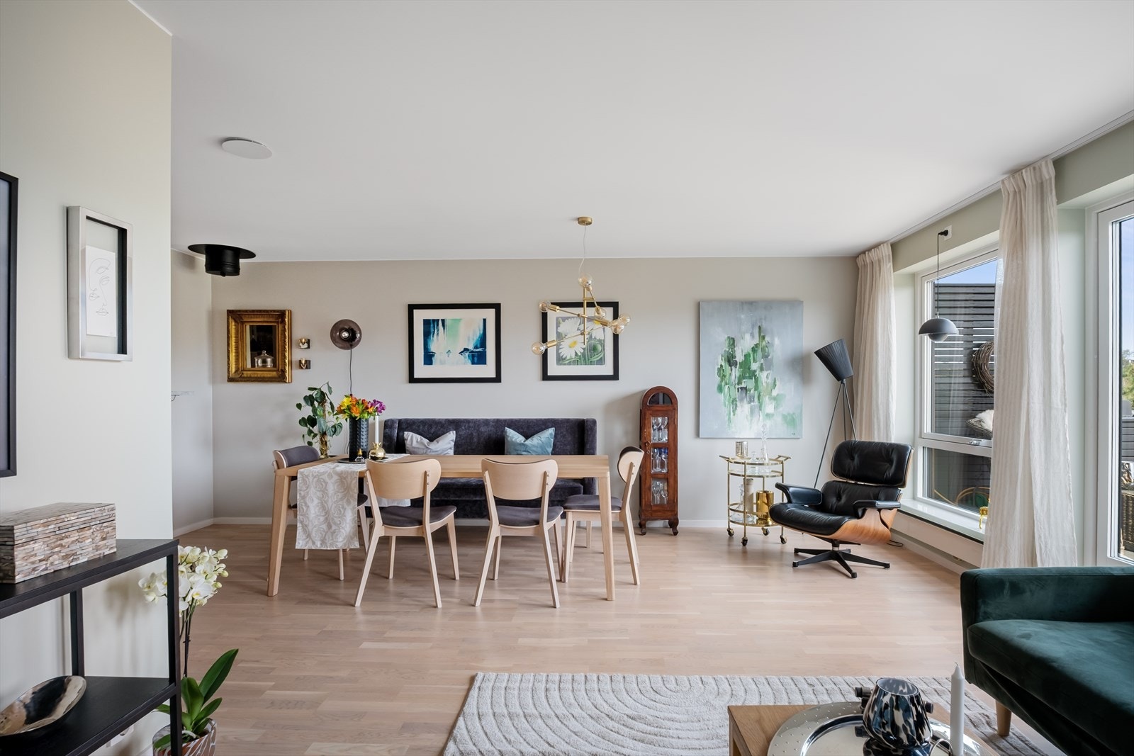 Stuen har en åpen løsning mot spiseplass, noe som skaper en sosial og praktisk planløsning med god plass til både sofagruppe og spisebord. Galleribilde