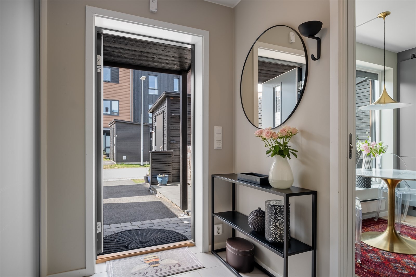 Her er det god oppbevaringsplass i en romslig skyvedørsgarderobe, og en funksjonell planløsning som gir et ryddig og oversiktlig førsteinntrykk av boligen. Galleribilde