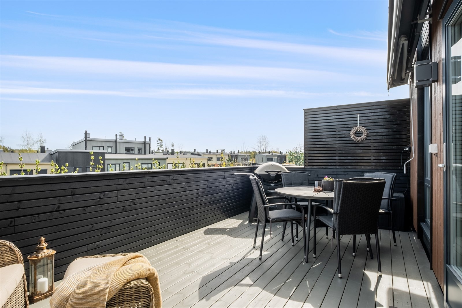 Fra stuen er det direkte utgang til en romslig, østvendt terrasse på ca. 18 kvm Galleribilde