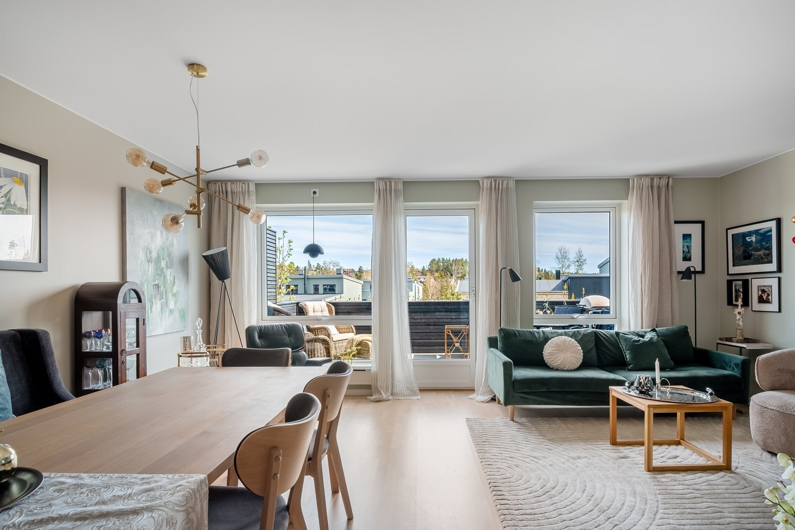 Lys og romslig stue med store vindusflater som slipper inn rikelig med dagslys og gir en luftig romfølelse. Galleribilde
