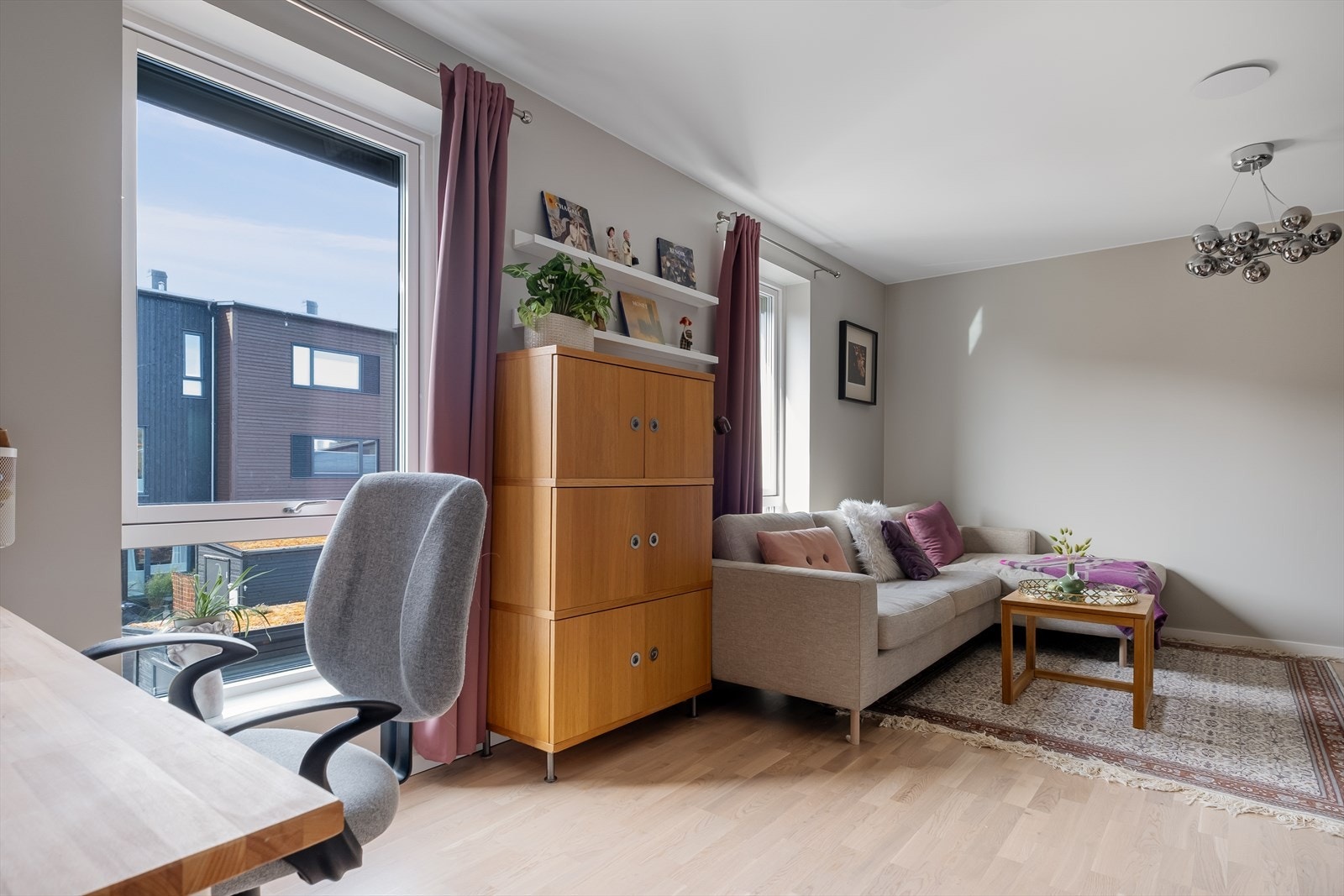 Dette er en stue som kombinerer komfort og praktiske løsninger på en god måte, med god plass til både sosiale sammenkomster og rolige kvelder hjemme. Galleribilde
