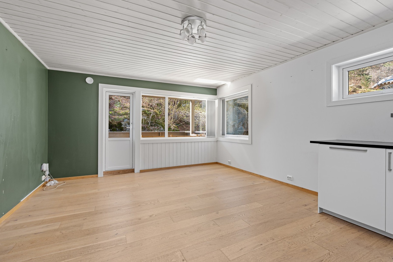 - Lys, romslig stue med god plass til sofagruppe og tilhørende møbler | Fint lysinnslipp fra vinduene - Galleribilde