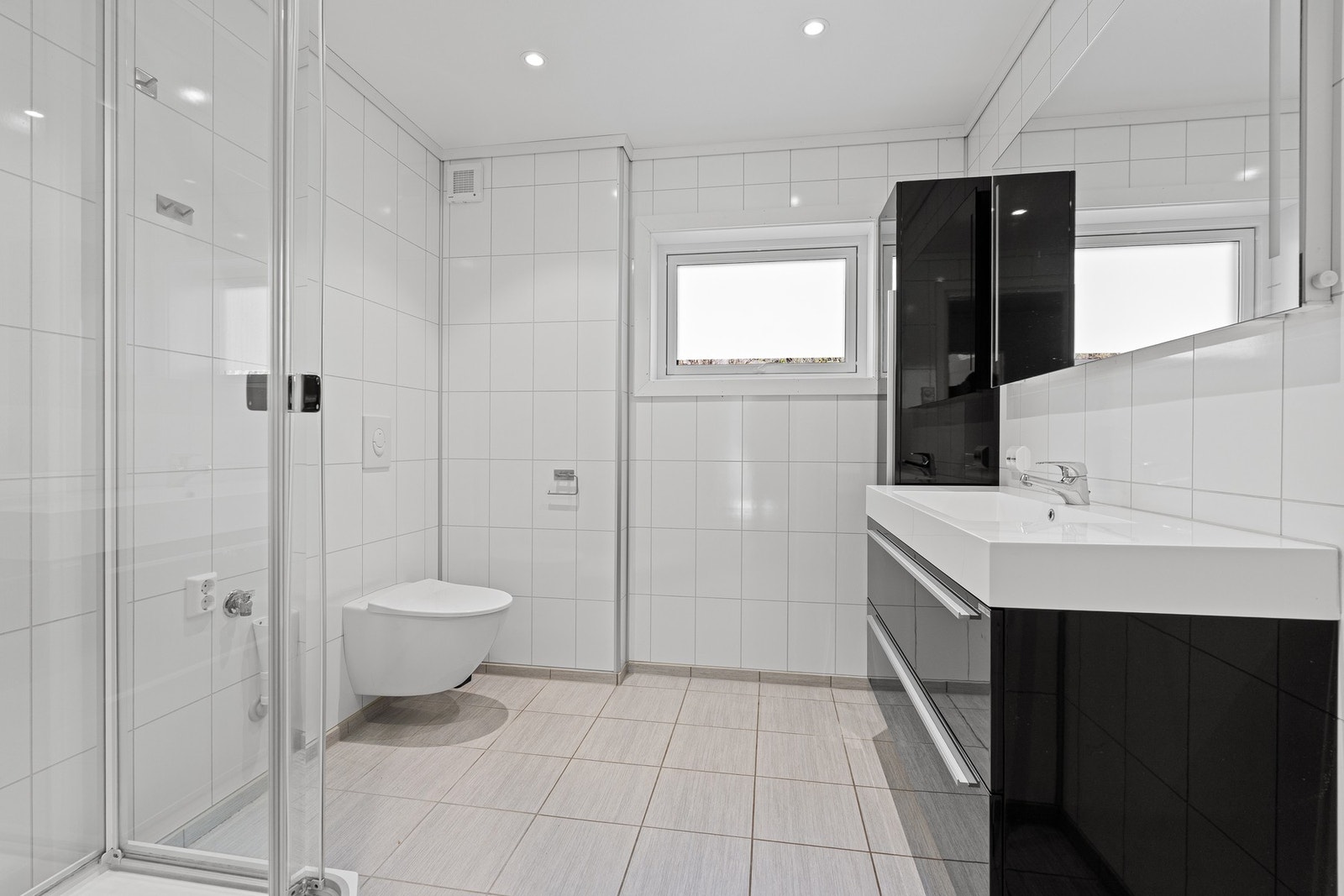 - Badet ble totalrenovert i 2016 | Flislagt gulv og våtromsplater på overflater, samt varmekabler i gulv og downlights i tak - Galleribilde