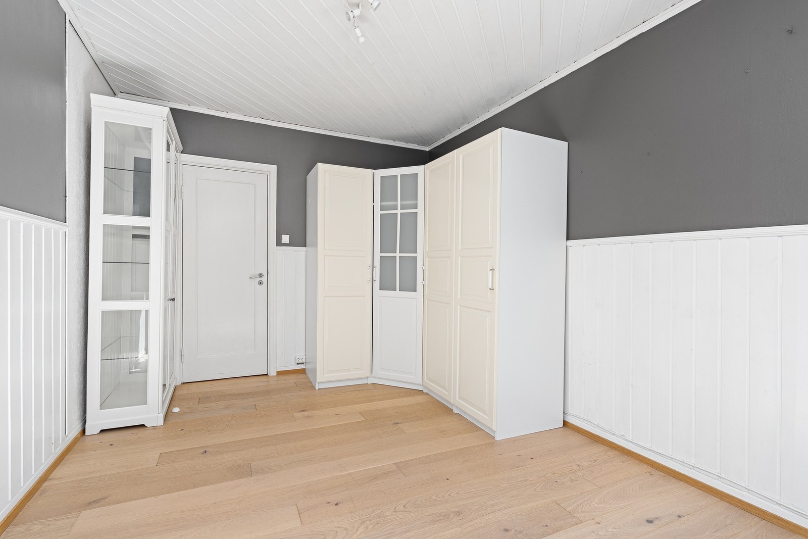- God plass til garderobeskap - Galleribilde