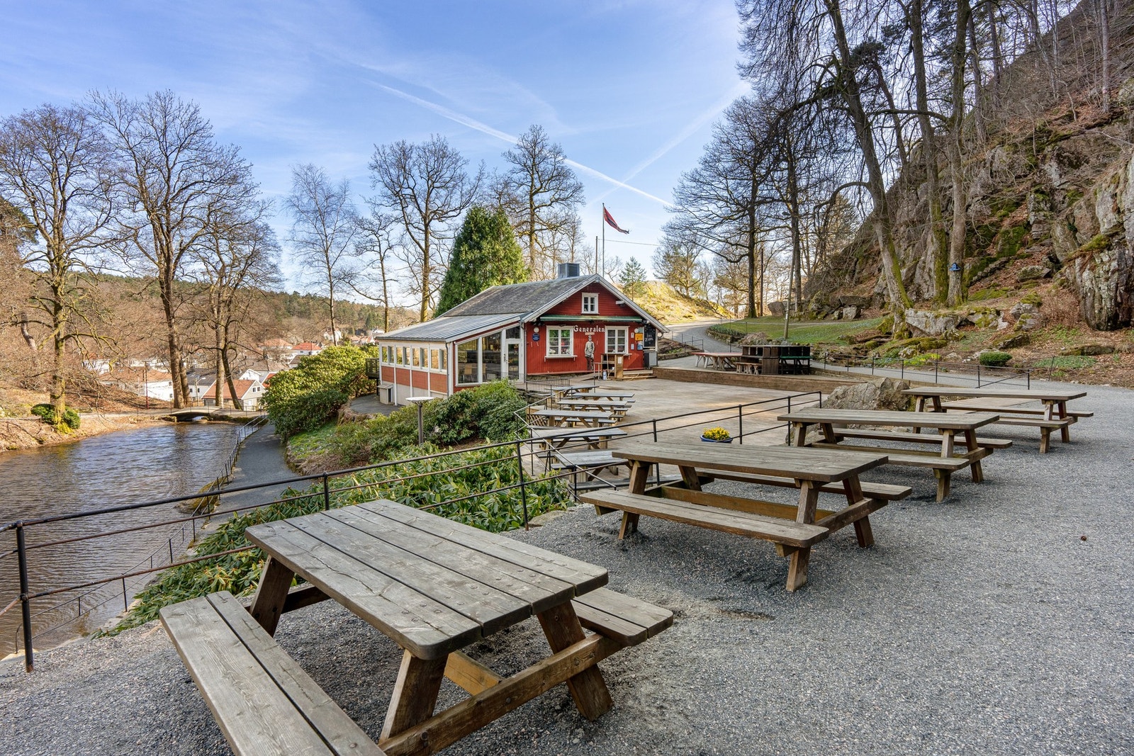 - Her finnes det egen café/restaurant med kanskje byens beste burger? - Galleribilde