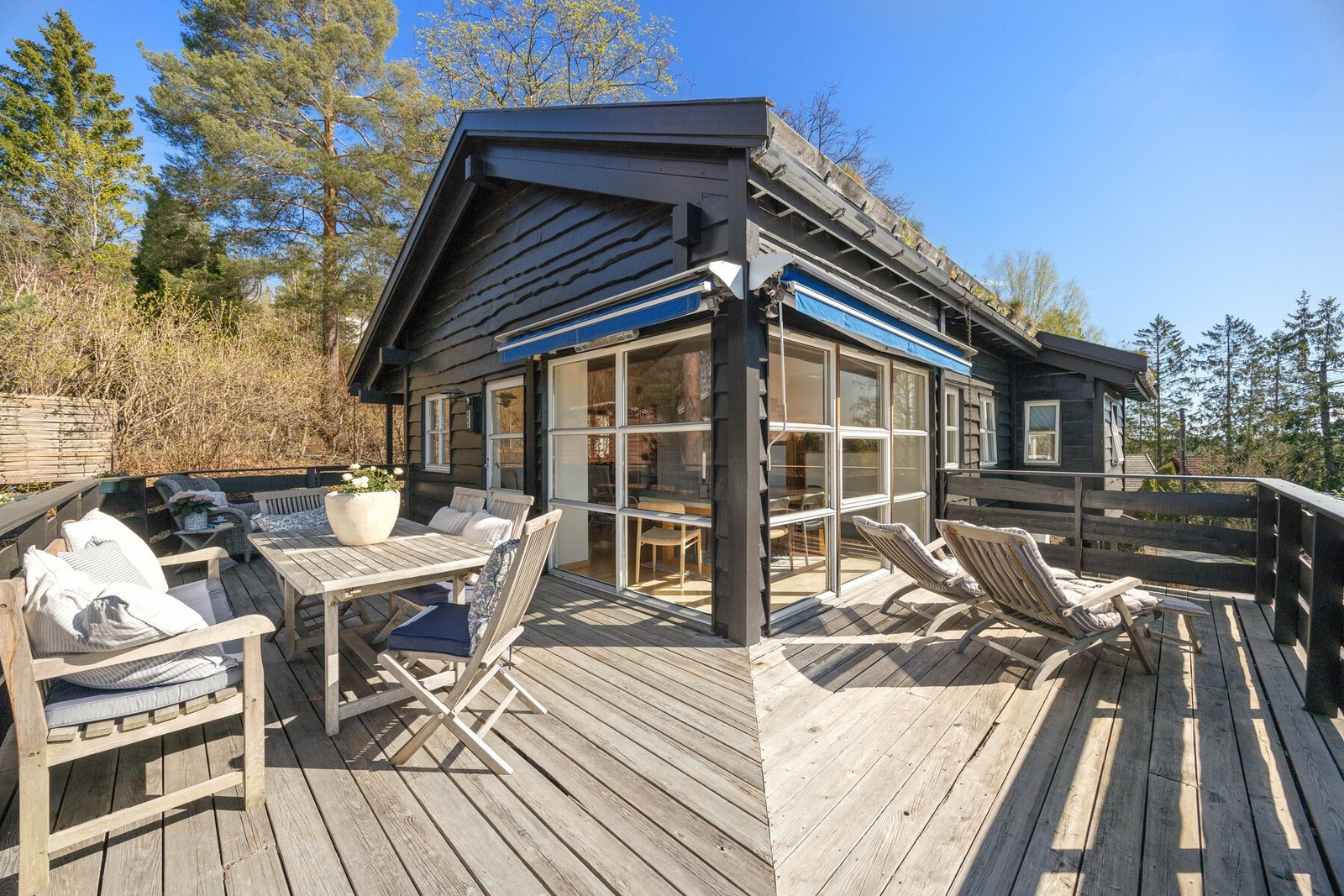 Stor, solrik terrasse med god plass til utemøbler. Galleribilde