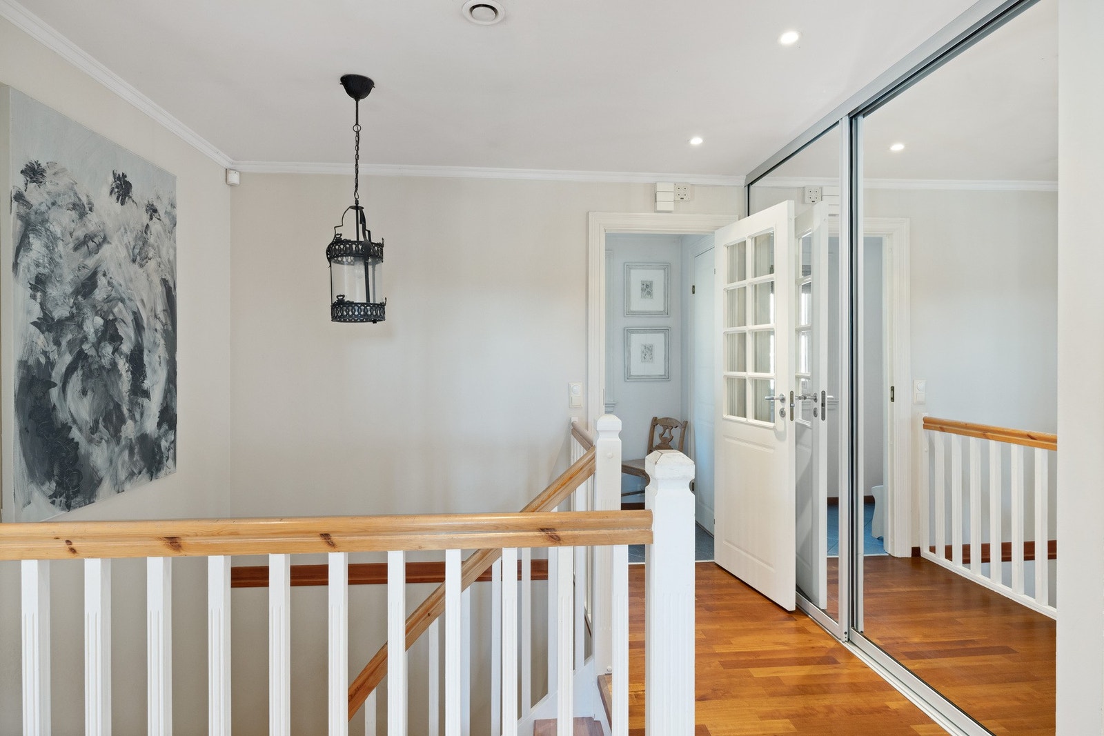 Gangområde med speilskyvedørsgarderobe Galleribilde
