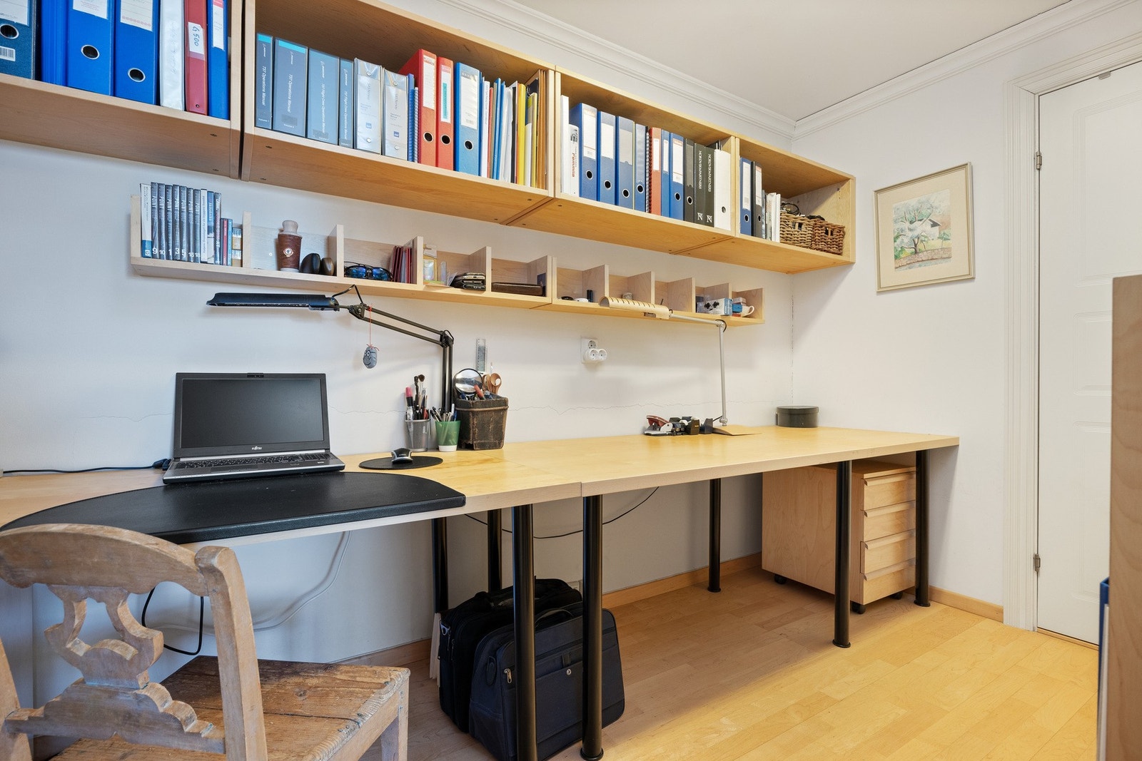 Disponibelt rom, benyttet som kontor med praktisk arbeidsplass og hyller for oppbevaring Galleribilde