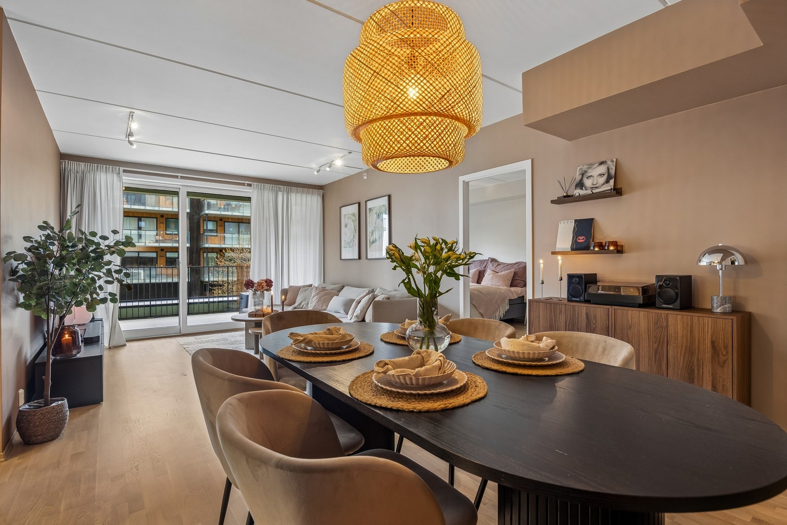 Stuen har god plass til både spisebord og sofagruppe, og fremstår som et naturlig samlingspunkt i boligen. Galleribilde