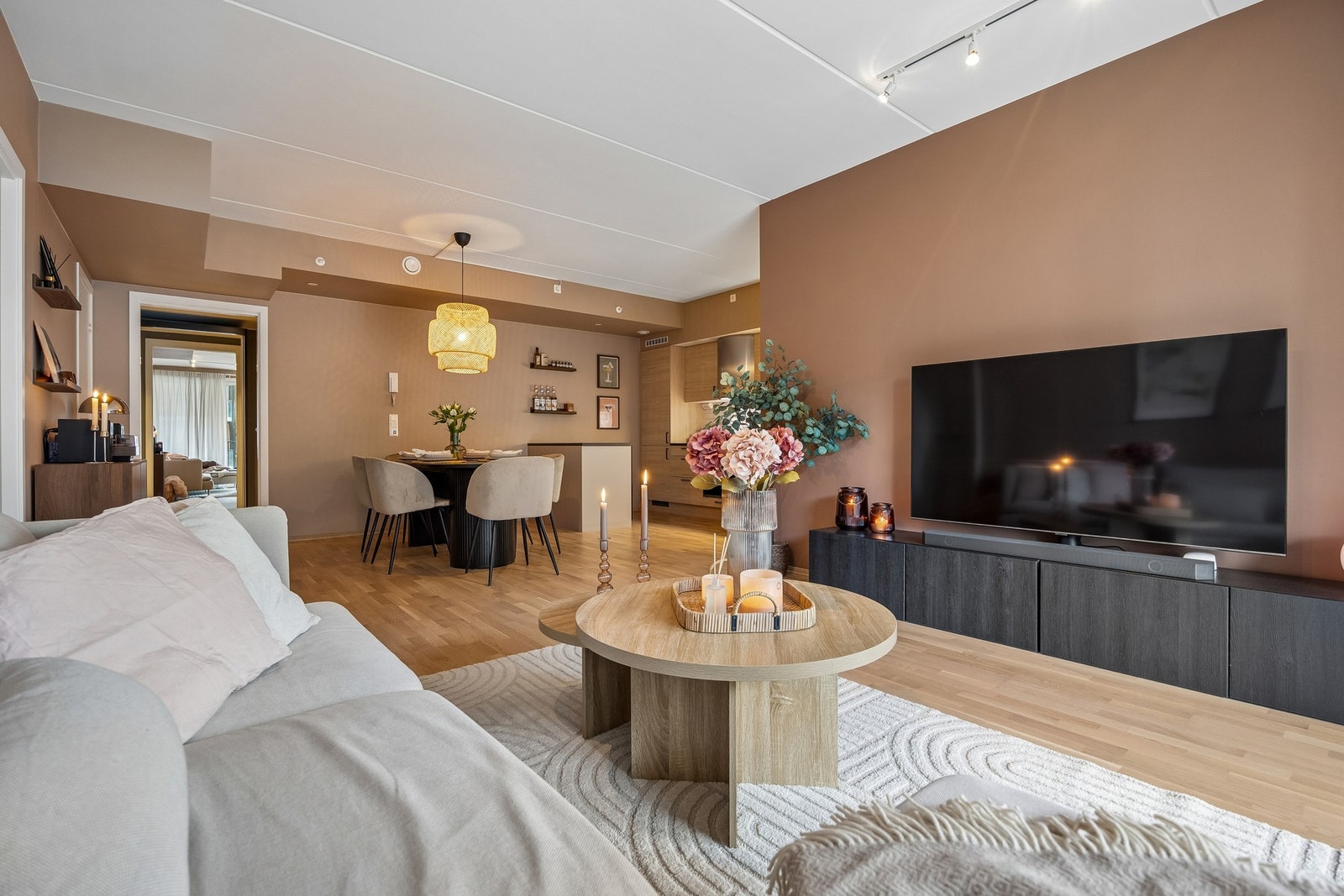 Det er god plass til sofa med tilhørende møblement. Galleribilde