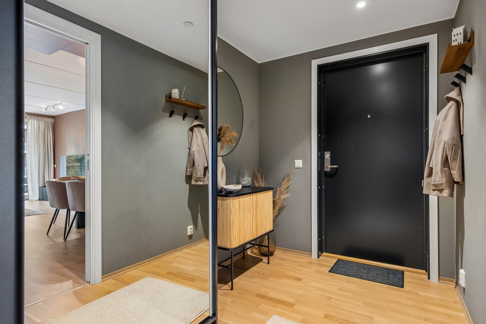 Innbydende entré med god plass til yttertøy og sko. Galleribilde