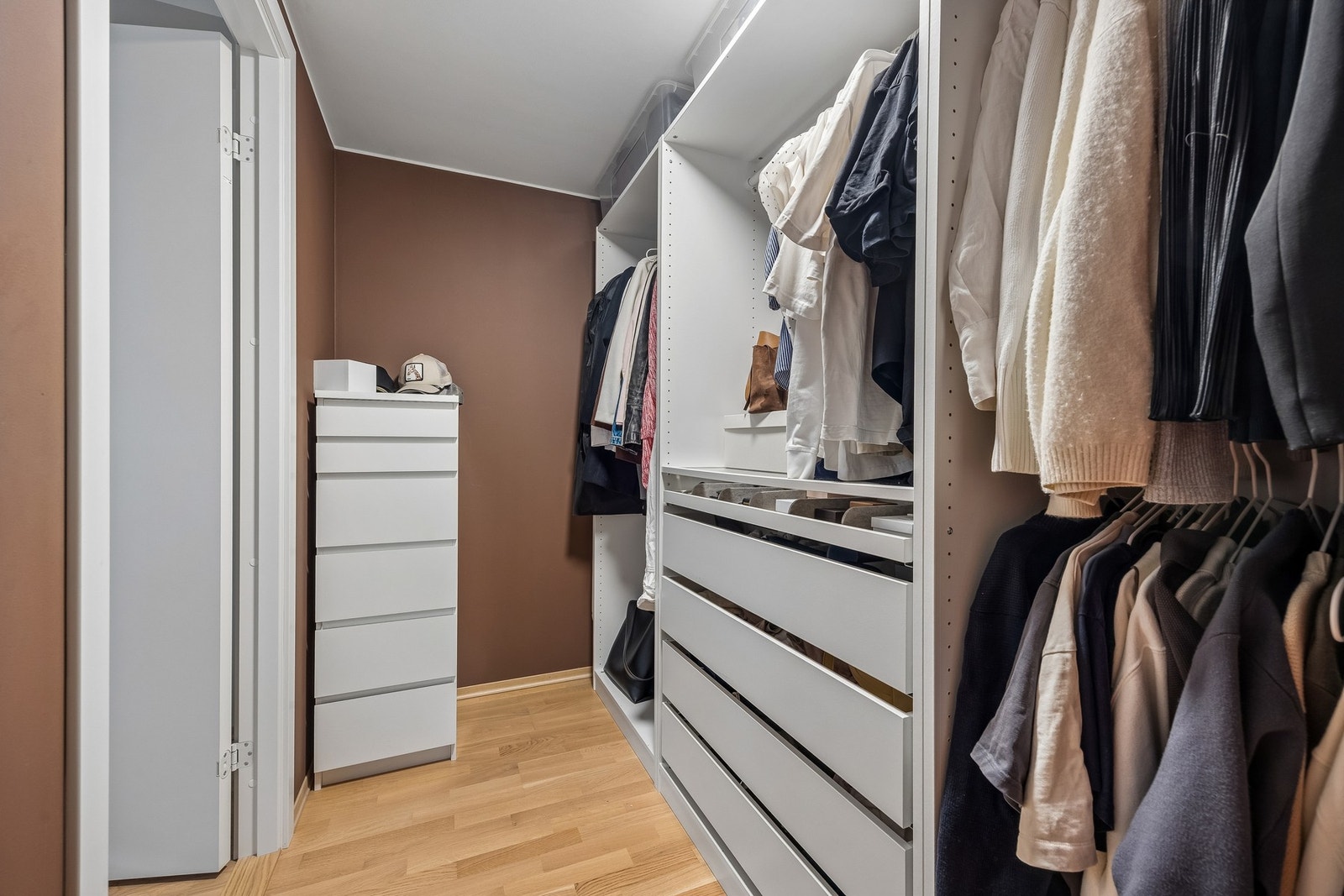 Egen walk-in closet (WIC) gir en eksklusiv og ryddig oppbevaringsløsning. Pax-skapene medfølger ikke. Galleribilde