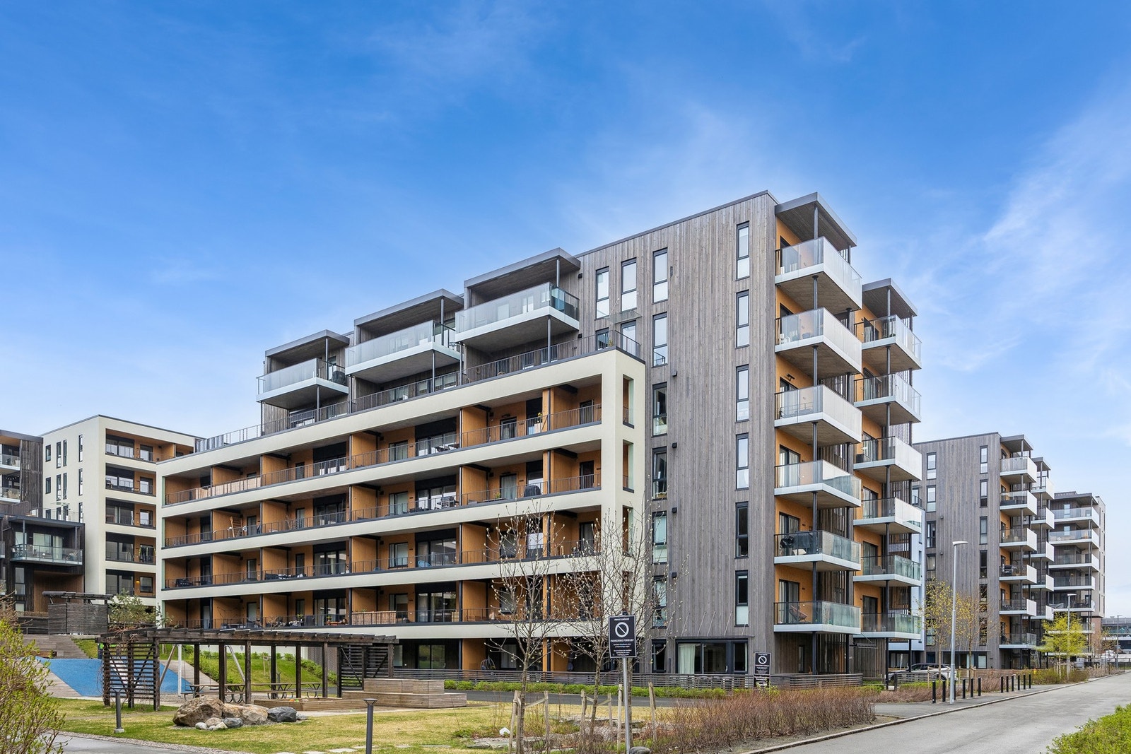 Leiligheten ligger i et moderne bygg fra 2022 med gjennomgående god standard. Galleribilde