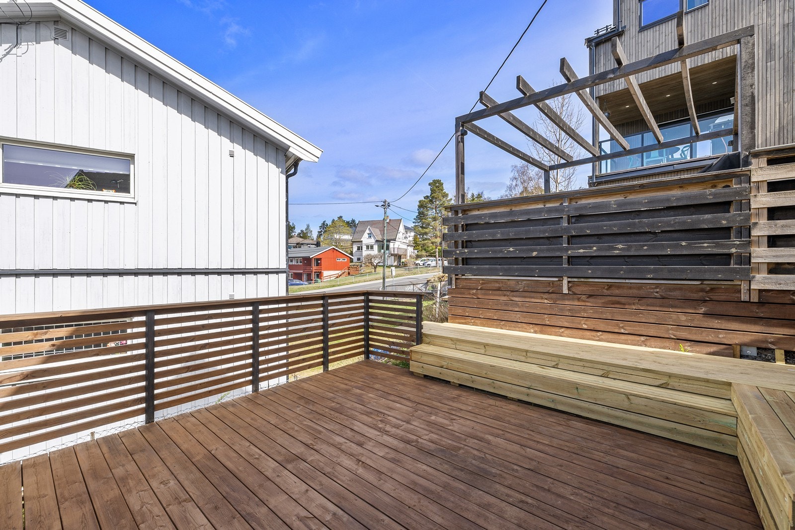 På baksiden av huset finner du en romslig terrasse med tregulv på ca. 17 m² som fungerer som en naturlig forlengelse av boligen i sommerhalvåret. Galleribilde