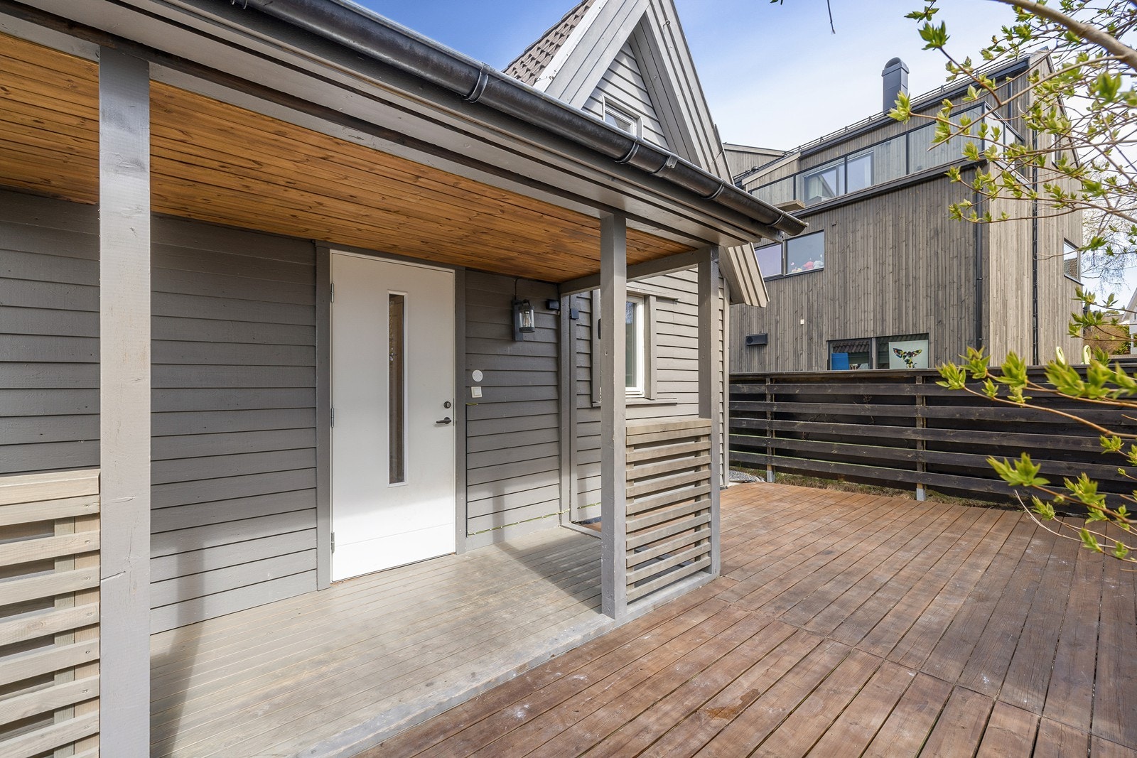 Overbygget inngangsparti med tilhørende sør-østvendt terrasseplatting på ca. 29 m² med god plass for utemøblement. Perfekt for frokost eller lunsjmåltider i solen. Galleribilde