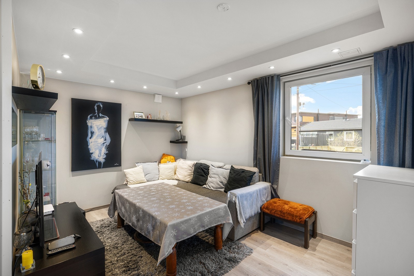 Boligen har en innholdsrik underetasje med egen inngang. Etasjen holder en moderne standard og rommer en lys stue med stilrene, innkassede downlights i taket. Galleribilde