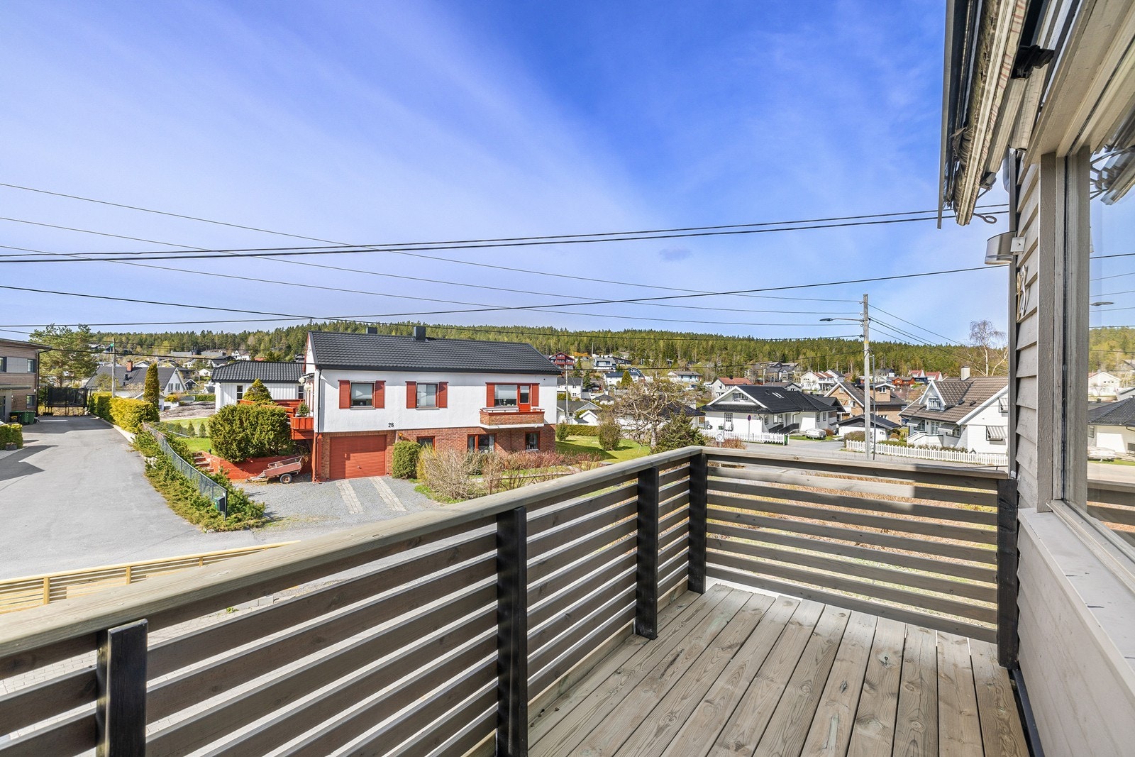 I tillegg er det direkte utgang fra soverommet til en privat balkong med tregulv på ca. 5 m². Galleribilde