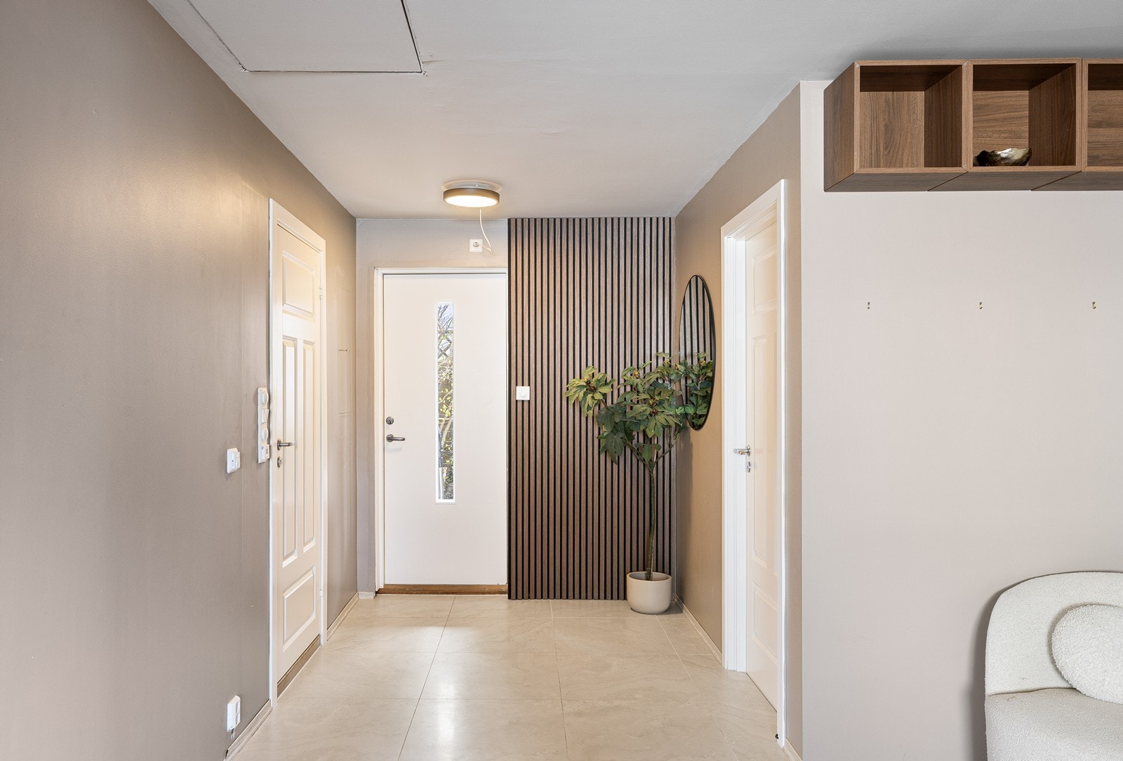 Det første som møter deg er et lyst og luftig inngangsparti som setter standarden for resten av hjemmet. Galleribilde
