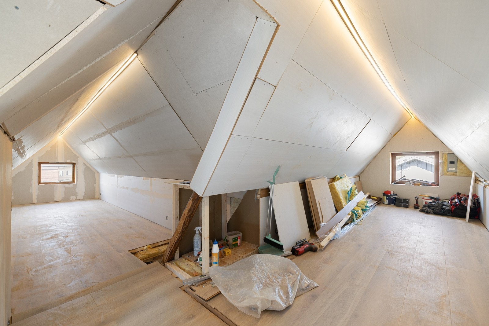 Etasjen har et areal på 13 m² og et gulvareal på 33 m² hvorav 20 m² av disse er ikke måleverdig areal (ALH) grunnet lav takhøyde. Galleribilde